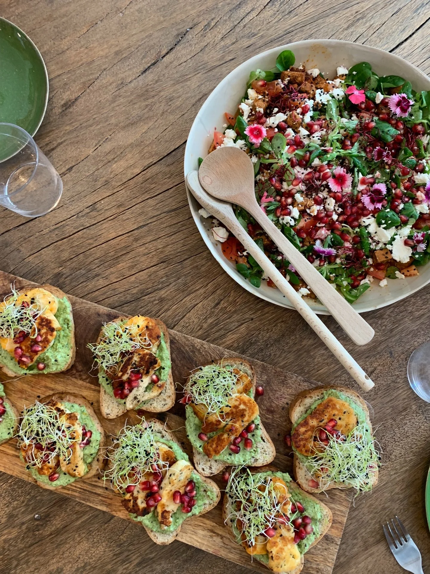 Peut-on vraiment parler bien-&ecirc;tre et partage sans parler FOOD ? 

Tiffany @aucoingourmand_, nous concoctera les meilleurs petits plats lors de la retraite &agrave; Gu&eacute;thary 🤤 h&acirc;te de ces belles tabl&eacute;es, de cette douceur du 