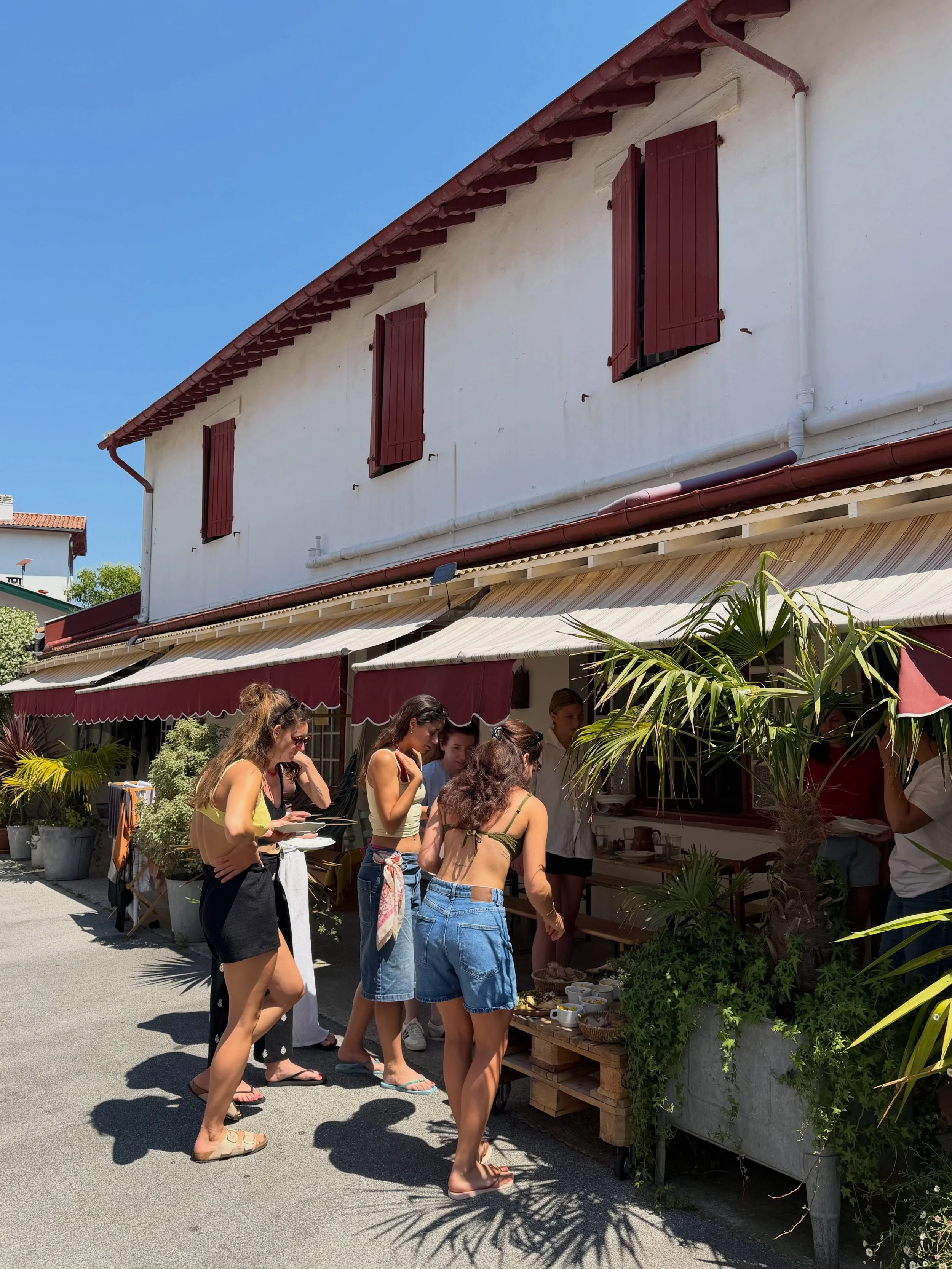 BIG LOVE IN GU&Eacute;THARY 

La meilleure team ever pour cette retraite surf &amp; yoga &agrave; Gu&eacute;thary. Mon coeur est full, merci merci merci la vie 🩵