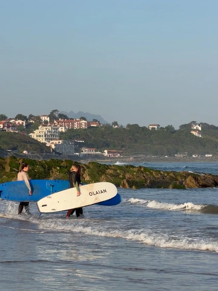Surfin&rsquo; pays basque 🌞

tellement chouette de voir cette petite team d&eacute;couvrir les sensations du surf, s&rsquo;amuser, progresser.. on me demande souvent si les retraites sont accessibles aux d&eacute;butants / personnes qui n&rsquo;ont 