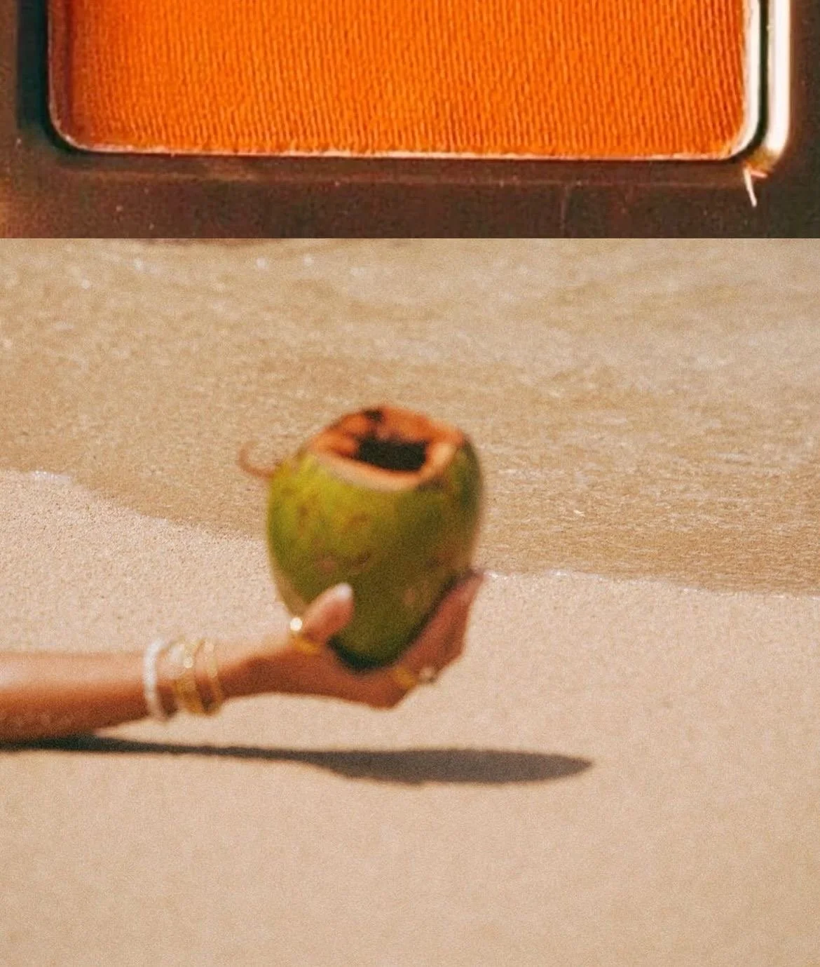 Une main tenant un fruit vert et mûr, probablement une noix de coco, avec un fond beige et une ombre portée sur le sol.