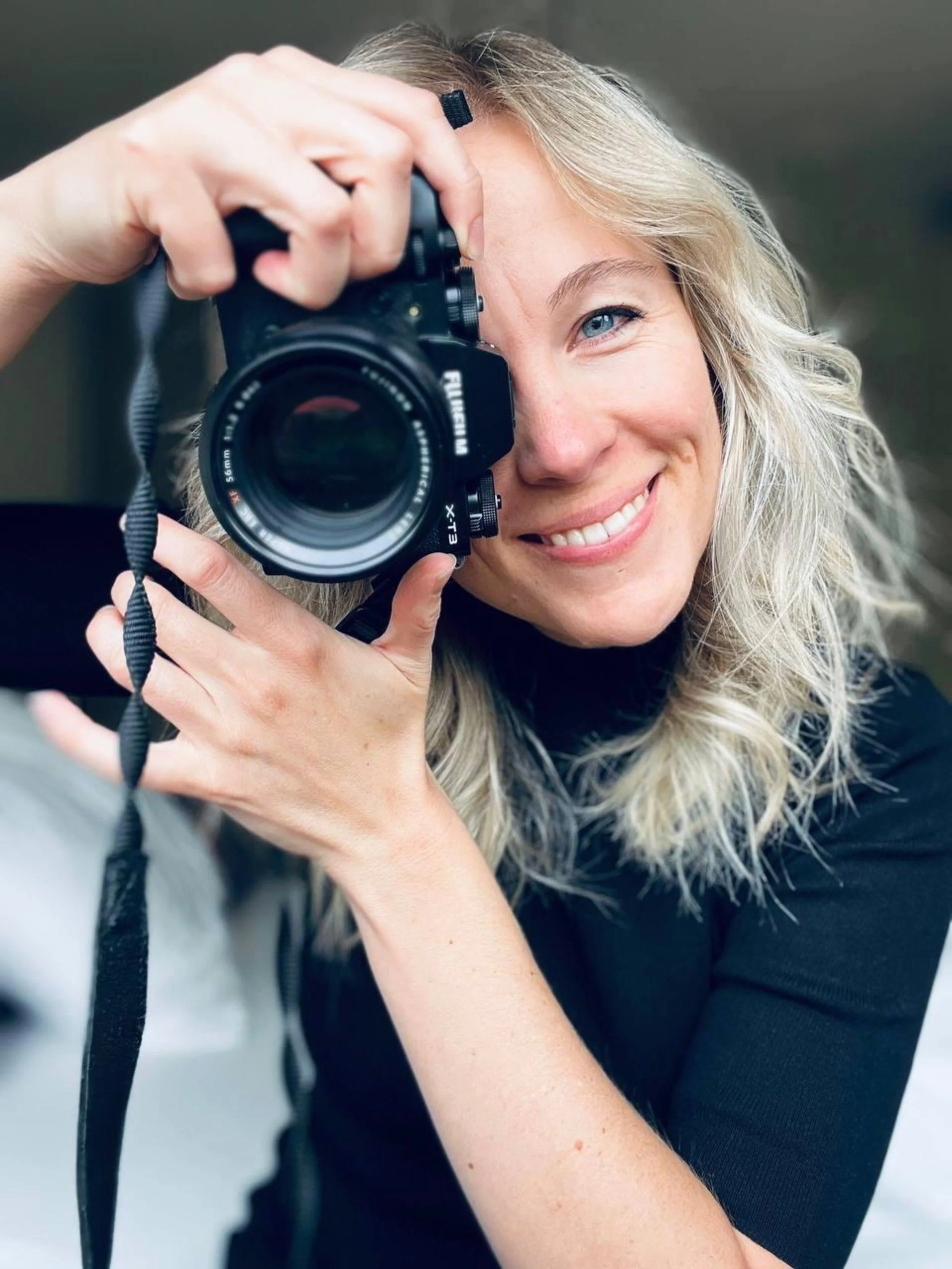 Real and relaxed photography by Nikol Pecka, capturing authentic moments across portraits, families, weddings, brand & business, and animals. Based in the Netherlands, speaking Czech and English, and available for travel.