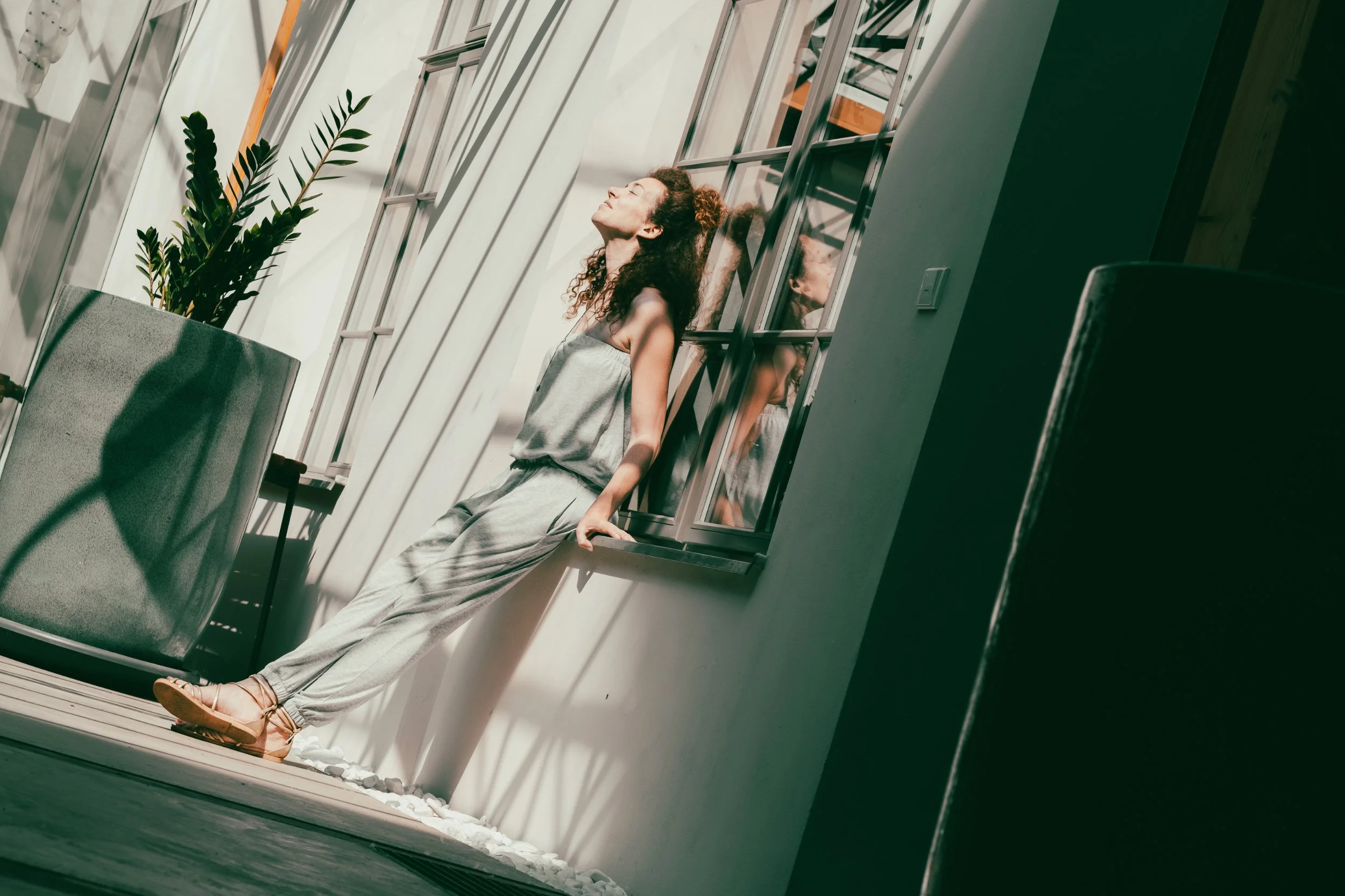 Real and relaxed photography by Nikol Pecka, capturing authentic moments across portraits, families, weddings, brand & business, and animals. Based in the Netherlands, speaking Czech and English, and available for travel.