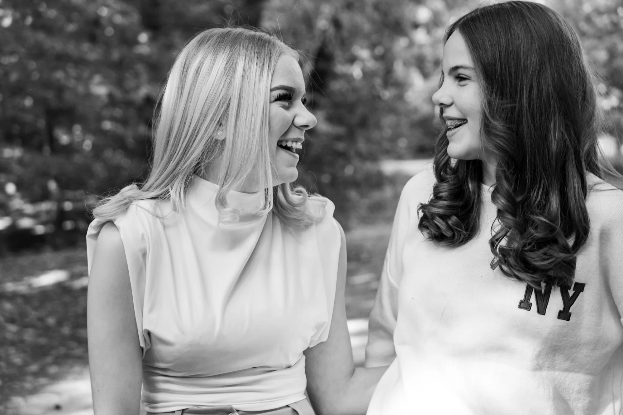 Real and relaxed photography by Nikol Pecka, capturing authentic moments across portraits, families, weddings, brand & business, and animals. Based in the Netherlands, speaking Czech and English, and available for travel.