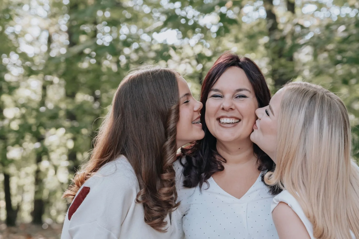 Real and relaxed photography by Nikol Pecka, capturing authentic moments across portraits, families, weddings, brand & business, and animals. Based in the Netherlands, speaking Czech and English, and available for travel.