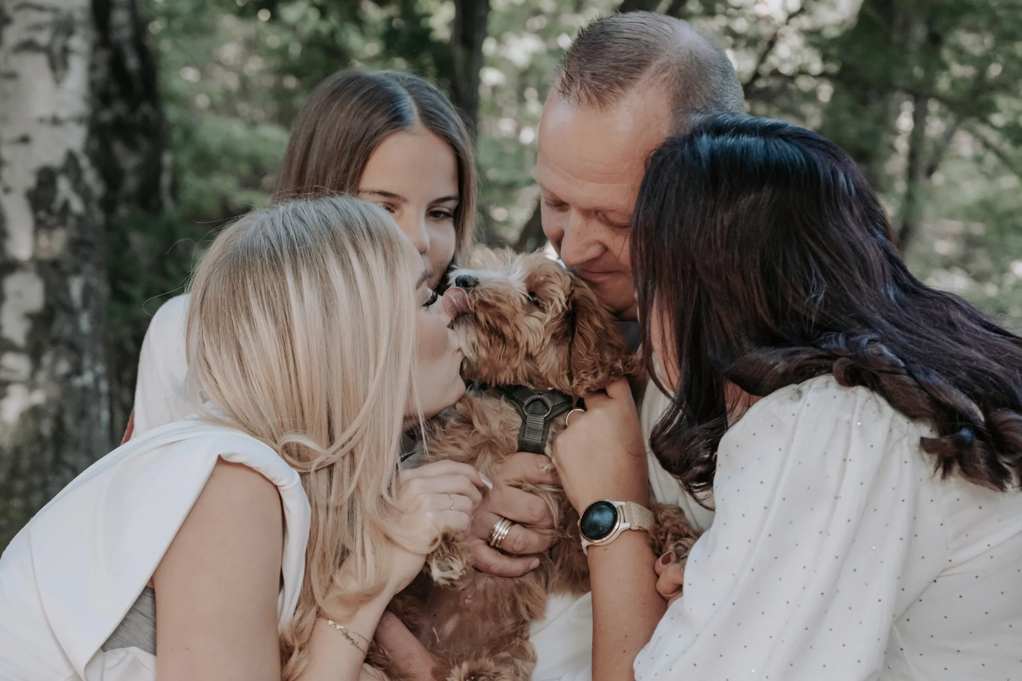 Real and relaxed photography by Nikol Pecka, capturing authentic moments across portraits, families, weddings, brand & business, and animals. Based in the Netherlands, speaking Czech and English, and available for travel.