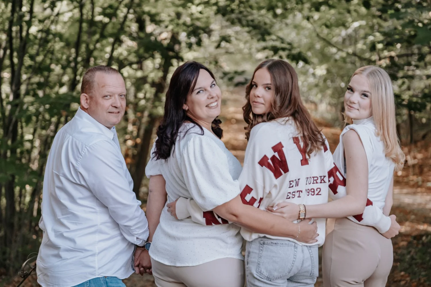 Real and relaxed photography by Nikol Pecka, capturing authentic moments across portraits, families, weddings, brand & business, and animals. Based in the Netherlands, speaking Czech and English, and available for travel.