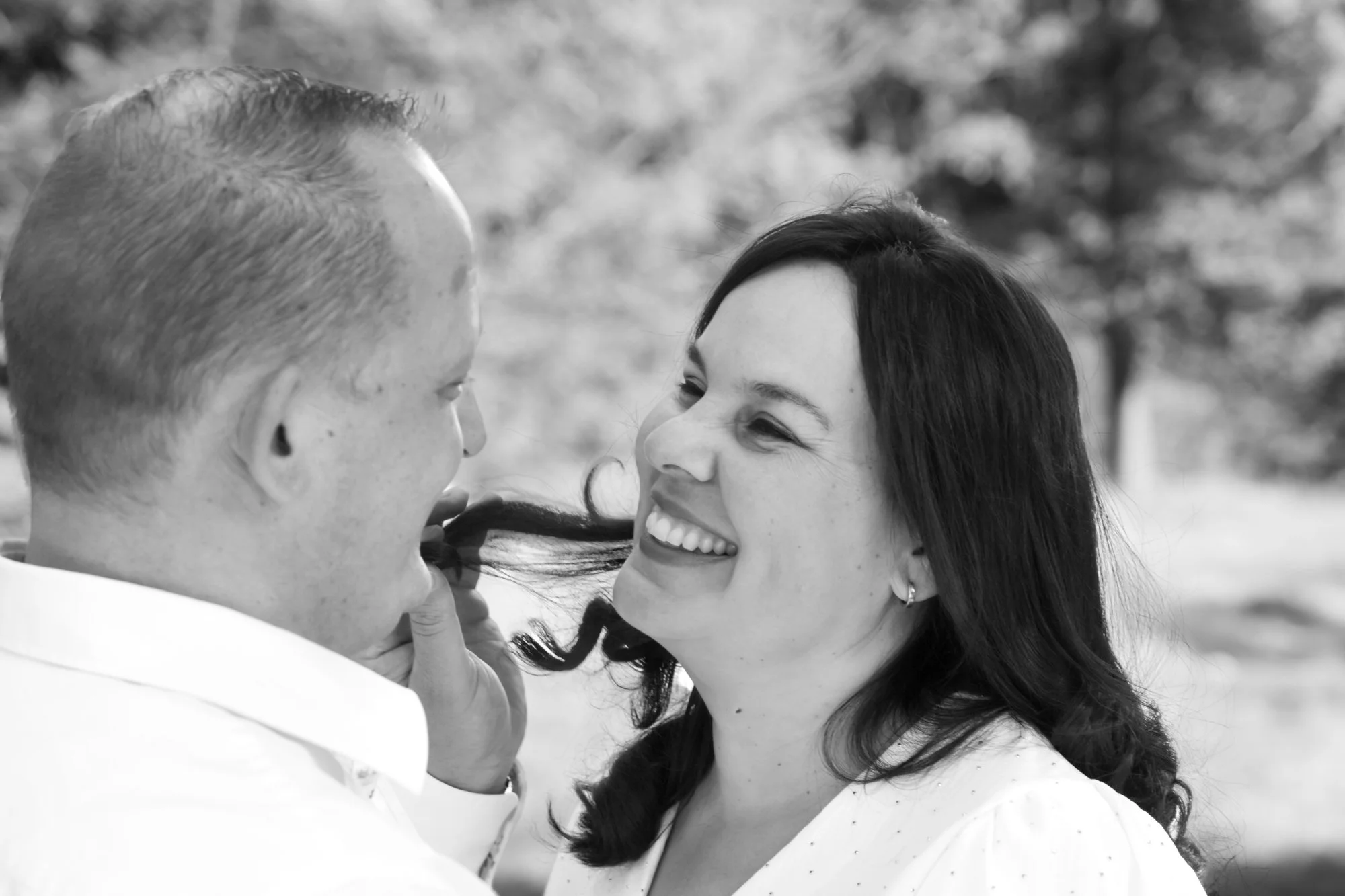 Real and relaxed photography by Nikol Pecka, capturing authentic moments across portraits, families, weddings, brand & business, and animals. Based in the Netherlands, speaking Czech and English, and available for travel.