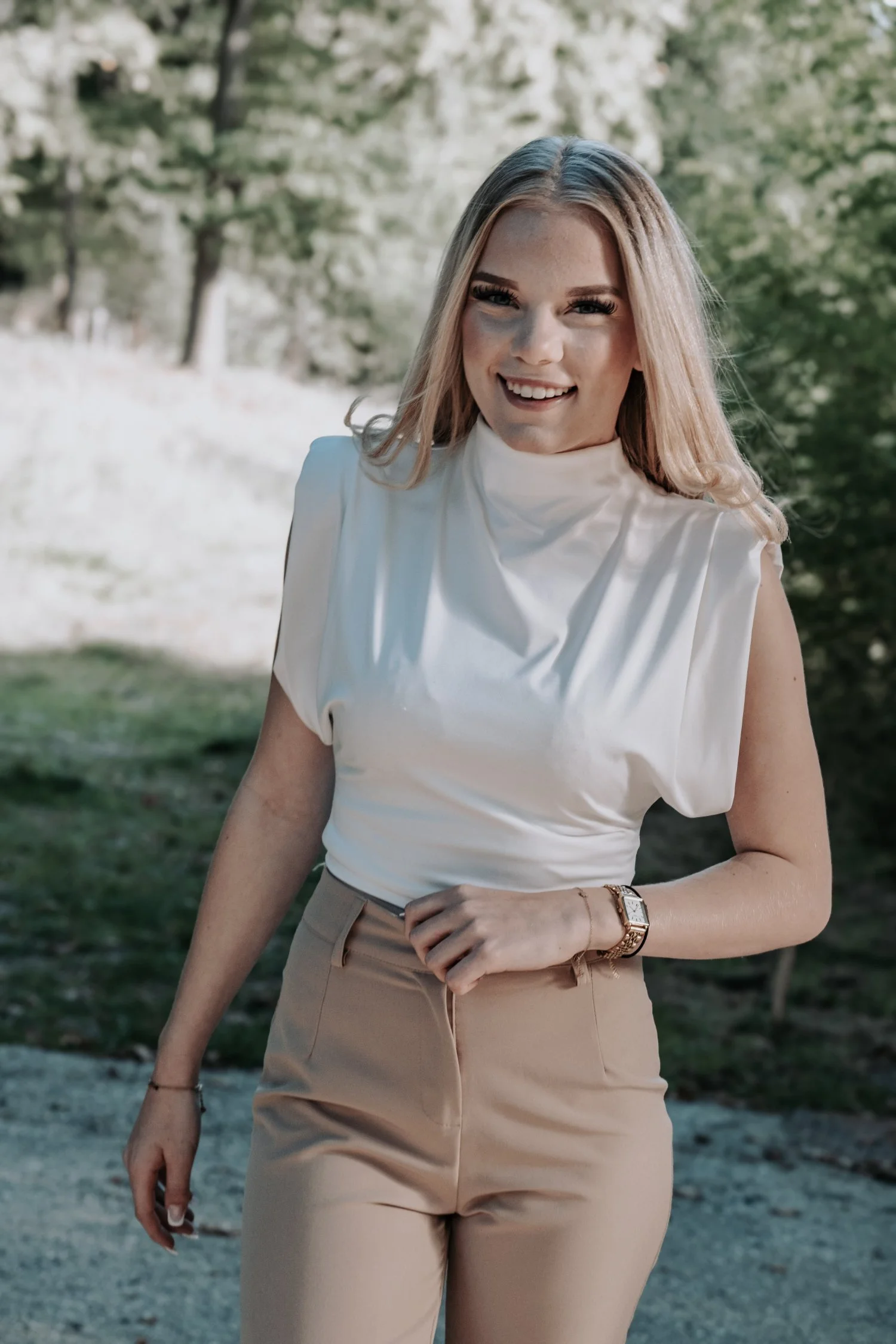 Real and relaxed photography by Nikol Pecka, capturing authentic moments across portraits, families, weddings, brand & business, and animals. Based in the Netherlands, speaking Czech and English, and available for travel.