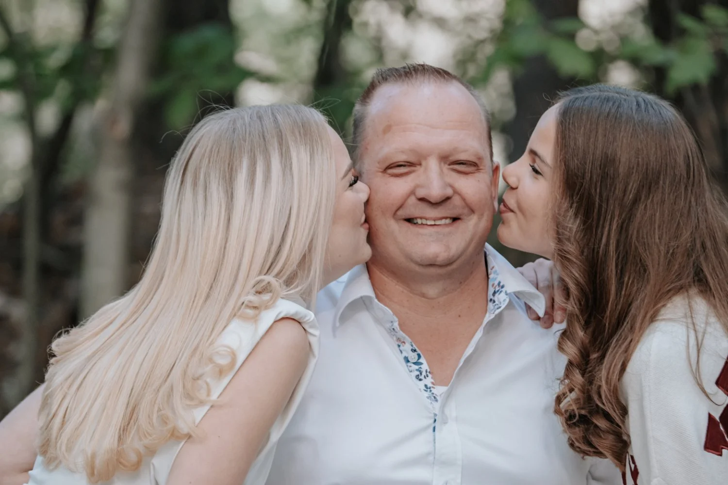 Real and relaxed photography by Nikol Pecka, capturing authentic moments across portraits, families, weddings, brand & business, and animals. Based in the Netherlands, speaking Czech and English, and available for travel.