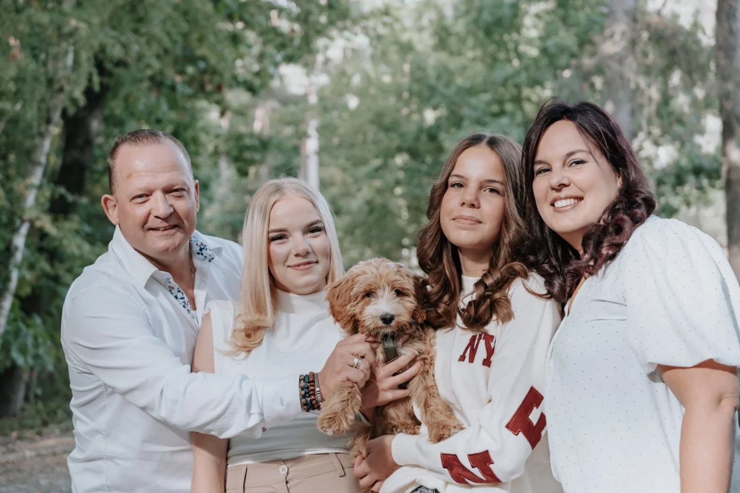 Real and relaxed photography by Nikol Pecka, capturing authentic moments across portraits, families, weddings, brand & business, and animals. Based in the Netherlands, speaking Czech and English, and available for travel.