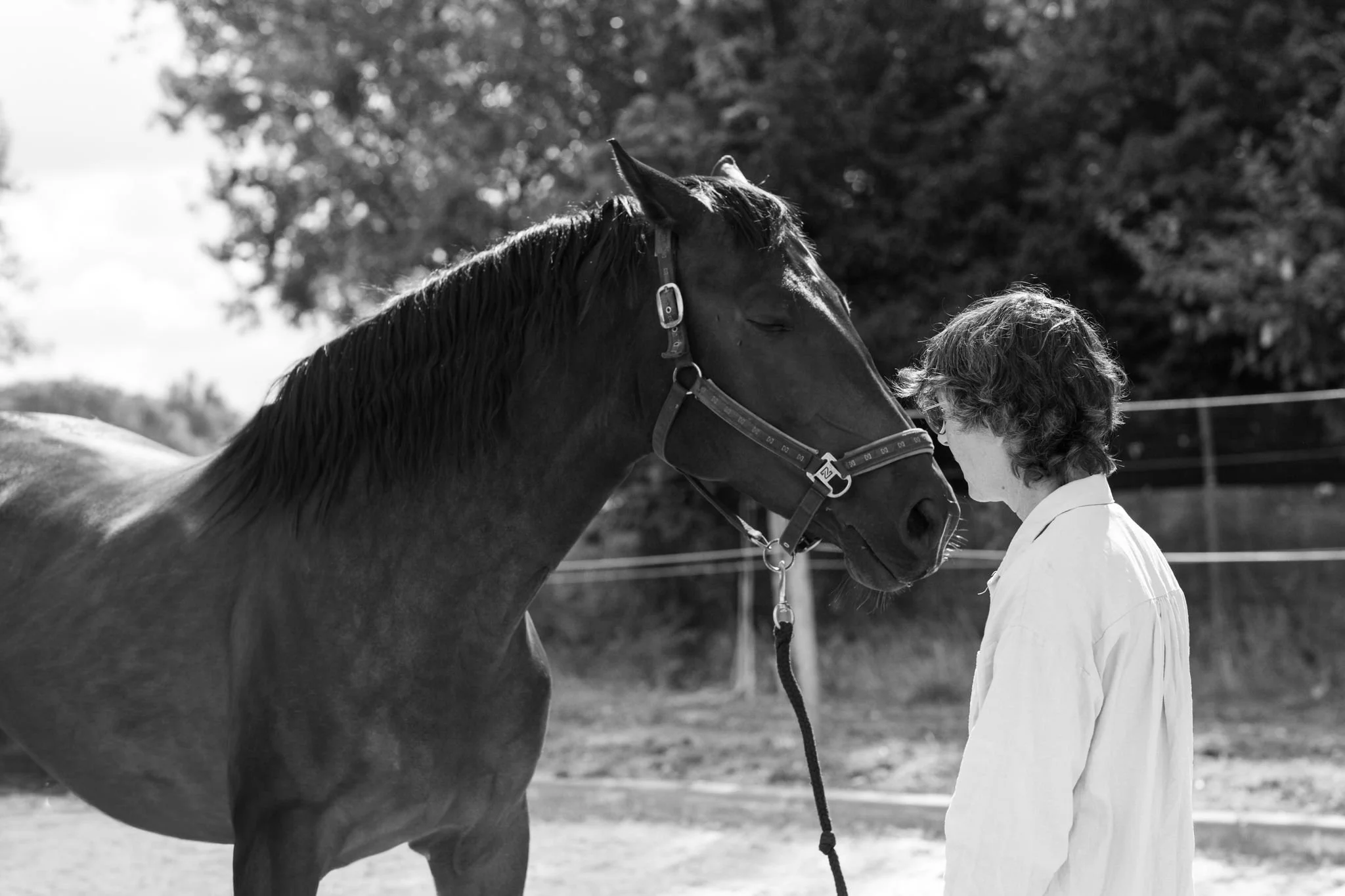 Real and relaxed photography by Nikol Pecka, capturing authentic moments across portraits, families, weddings, brand & business, and animals. Based in the Netherlands, speaking Czech and English, and available for travel.