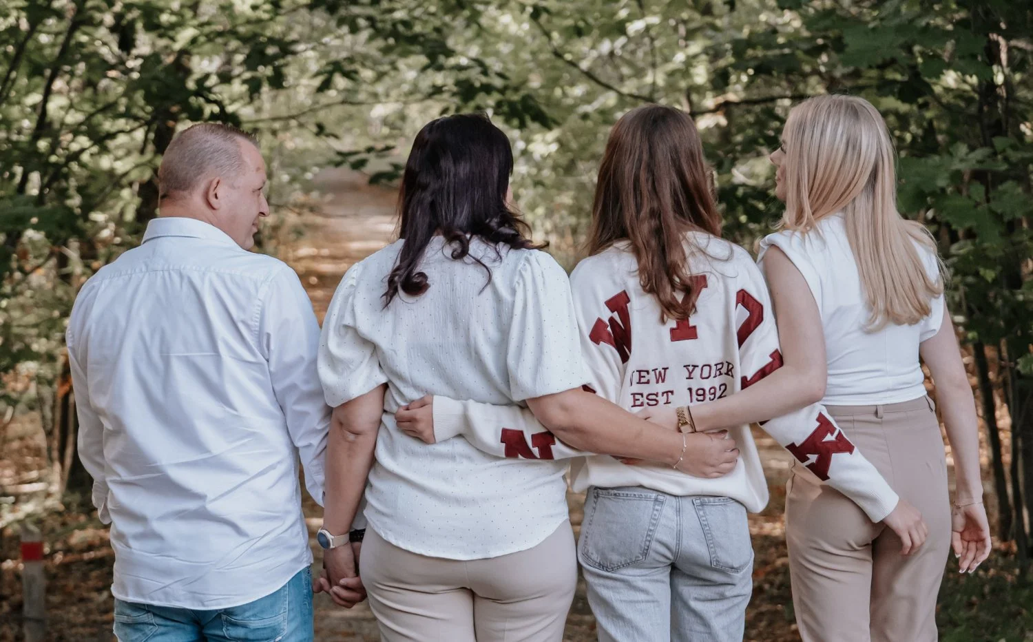 Real and relaxed photography by Nikol Pecka, capturing authentic moments across portraits, families, weddings, brand & business, and animals. Based in the Netherlands, speaking Czech and English, and available for travel.