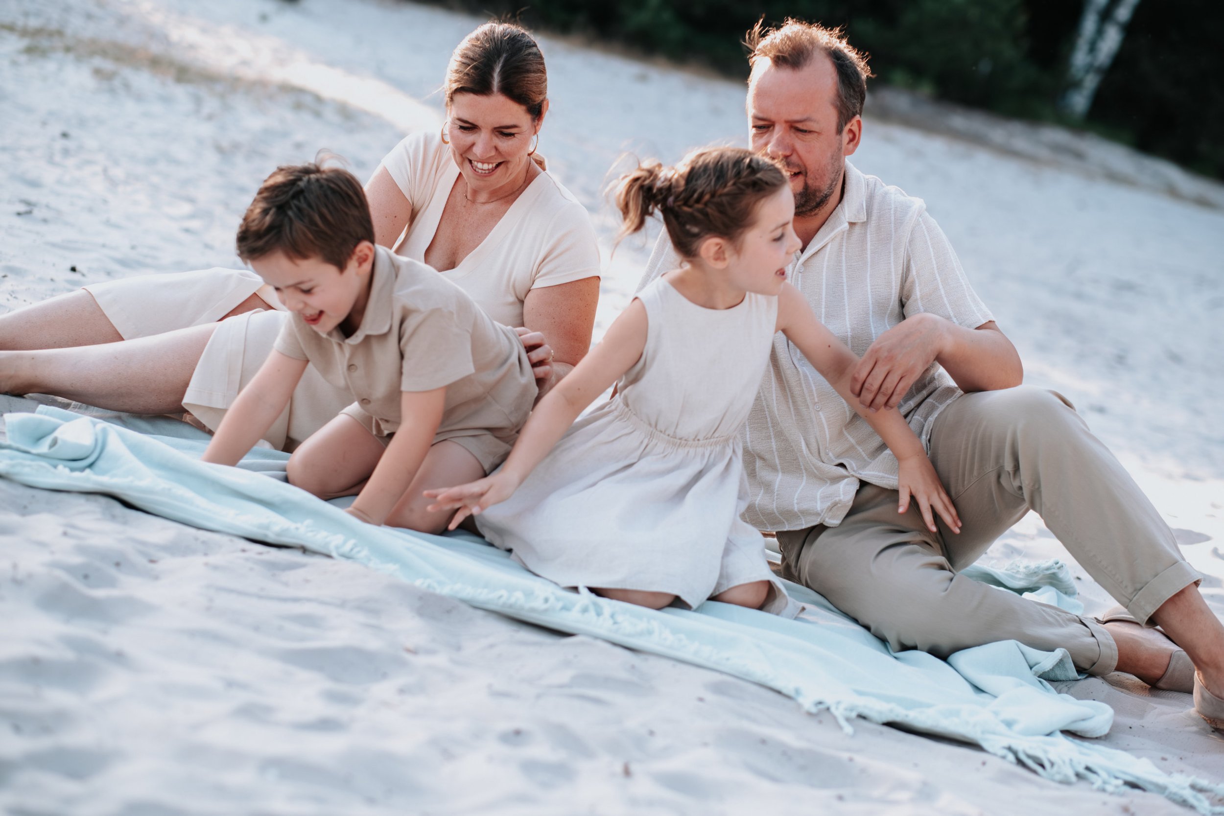 NNikolPeckaPhotography-family-goldenhourshoot -114.jpg