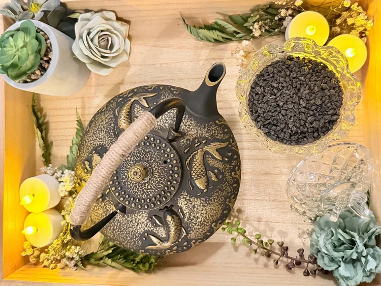 Cast-iron teapot and loose-leaf tea for the Signature Restore Ritual