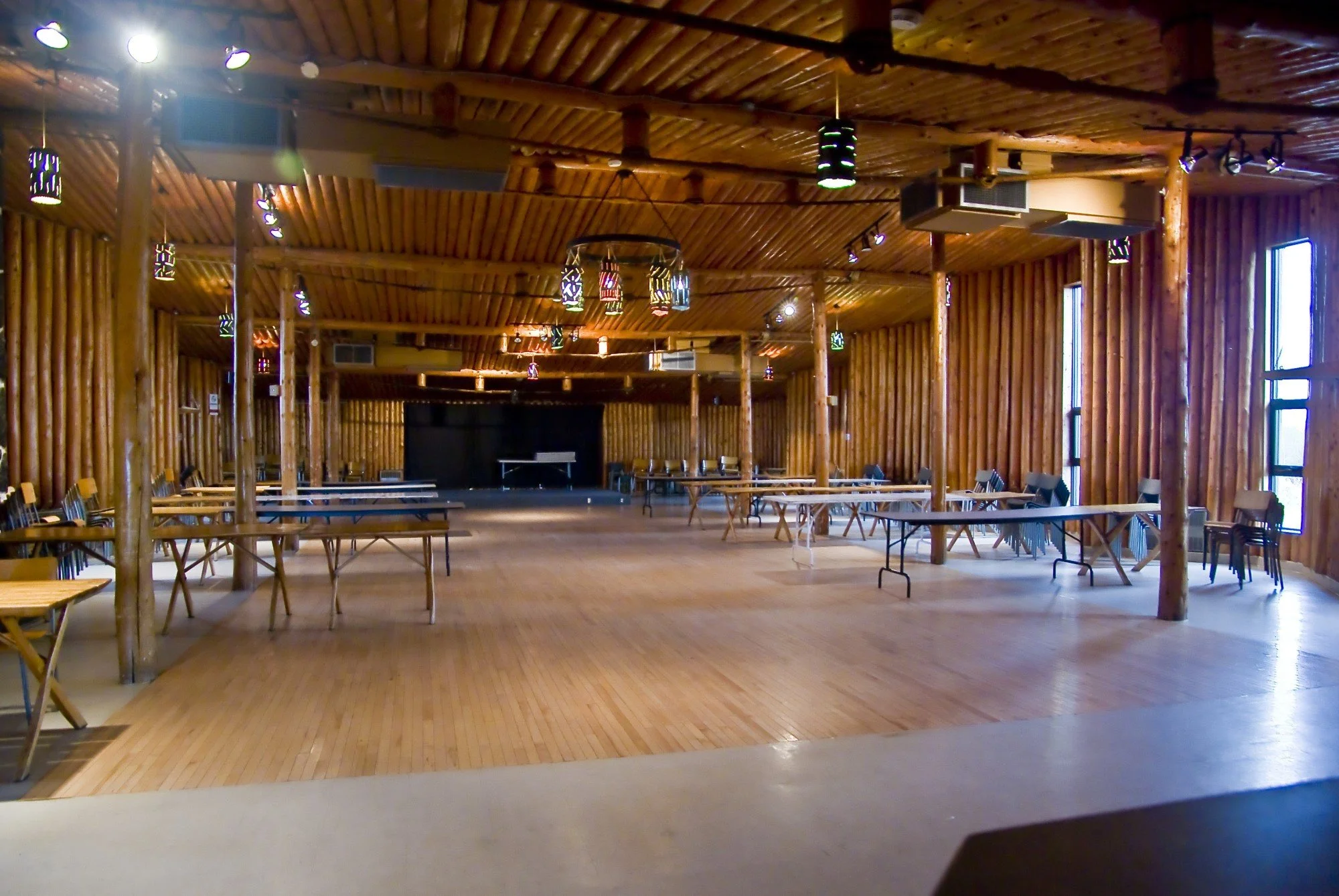 salle-rondin-interieur-st-nazaire.jpg