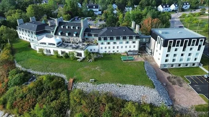 Construction en bois : Hôtel Le Manoir (Baie-Comeau)
