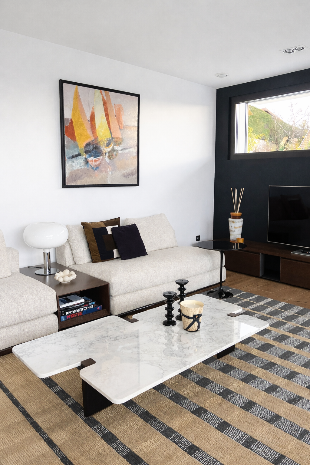 Décoration de salon moderne beige et noir avec mobilier design et table en marbre, projet d’aménagement intérieur à Annecy ou en coaching déco à distance.