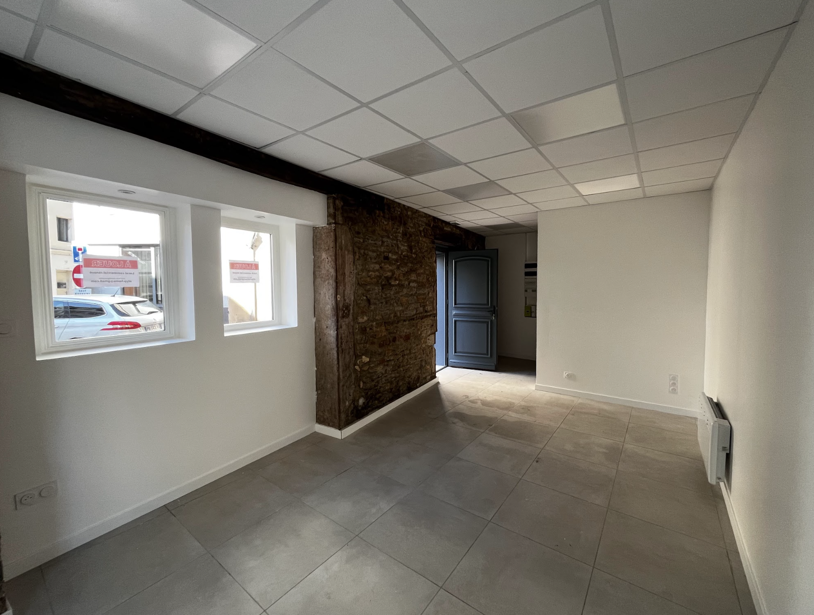 Pièce vide à aménager avec potentiel de rénovation, transformation d’un espace brut en intérieur optimisé, projet d’architecture d’intérieur à Annecy et à distance.