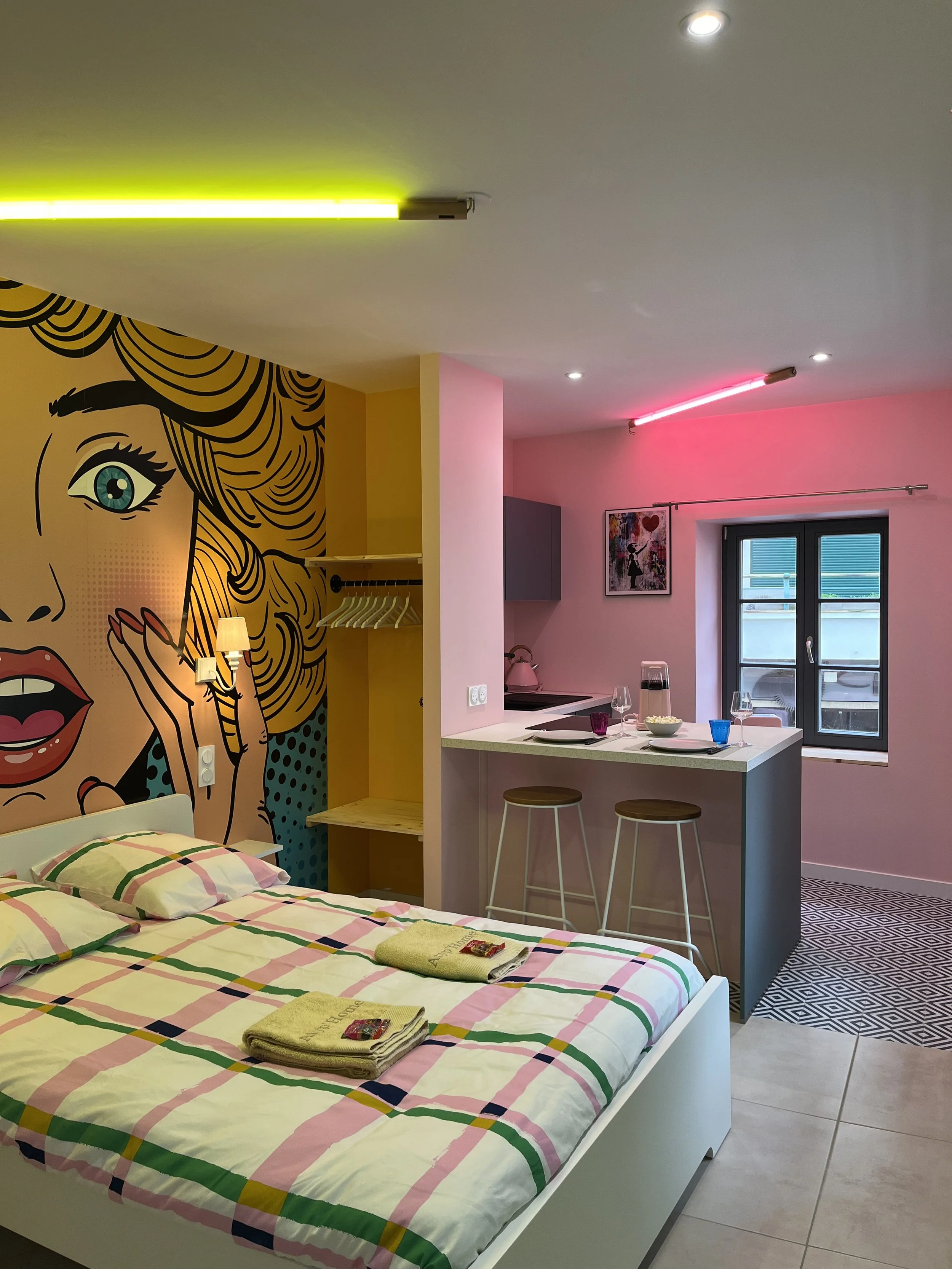 Aménagement d’une chambre au style pop art coloré, projet créatif de décoration intérieure réalisé à Annecy et en accompagnement à distance.