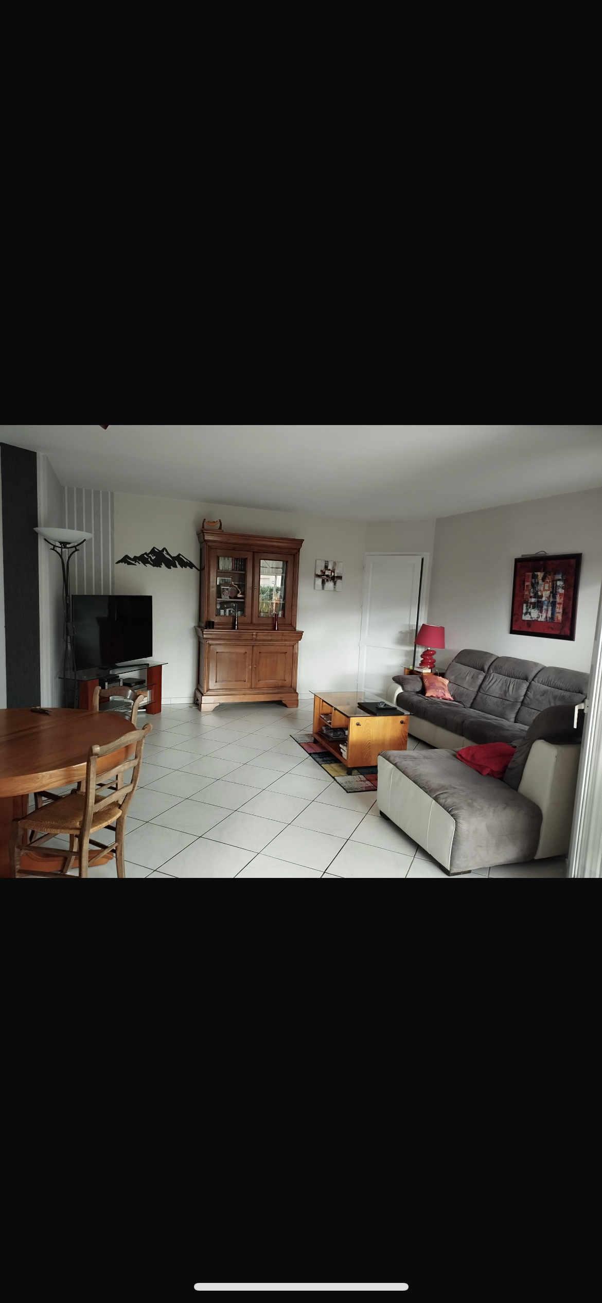 Salon cosy avec décoration personnalisée et mélange de matières, aménagement intérieur chaleureux pour particuliers, projet de décoratrice d’intérieur à Annecy ou à distance.