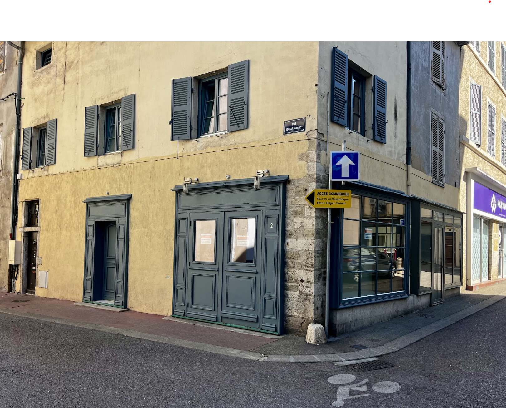 Bâtiment ancien avec local commercial en angle de rue, projet d’aménagement et de rénovation de commerce pour optimiser la visibilité et l’attractivité à Annecy ou à distance.