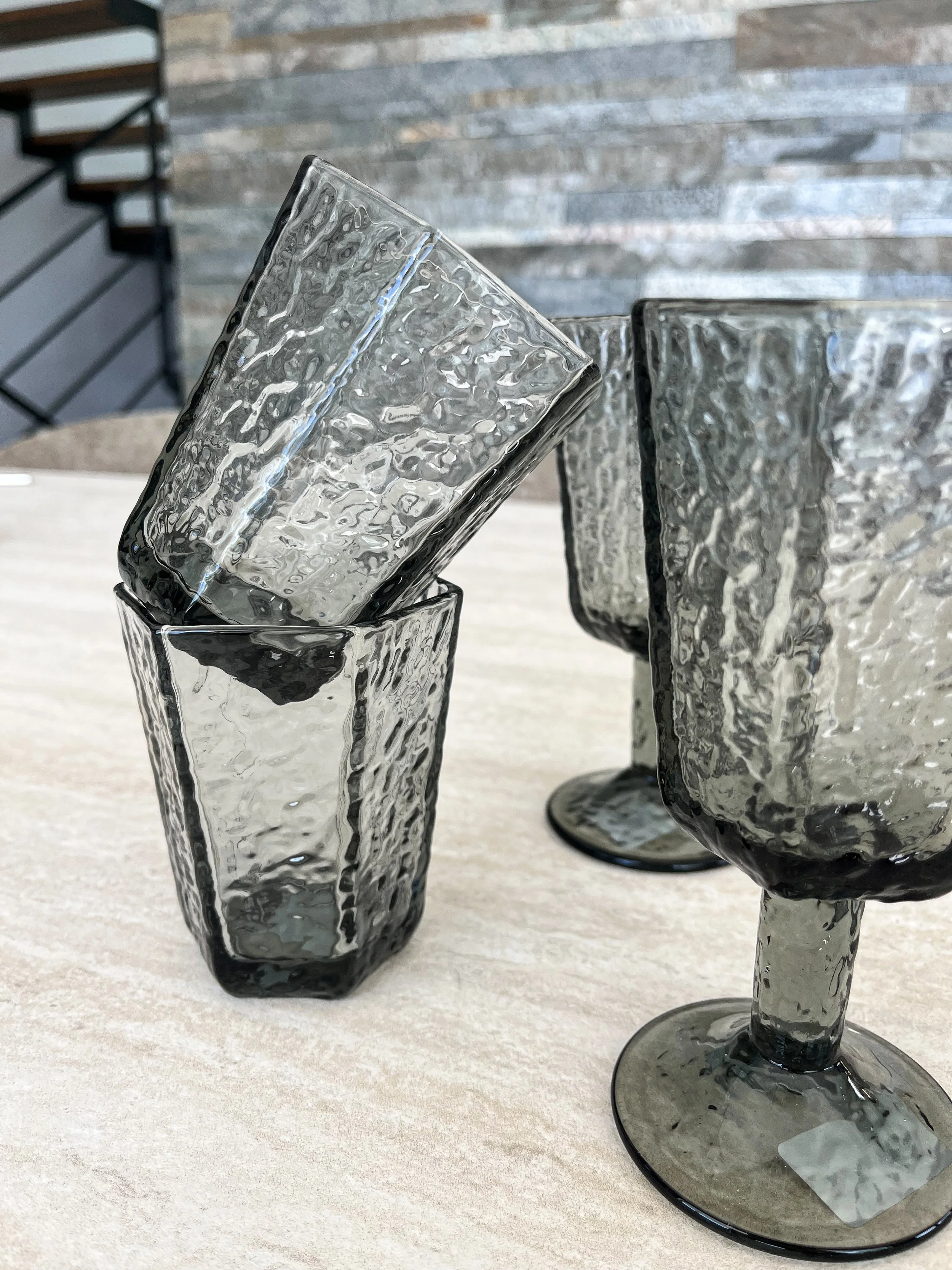 Set de 6 verres effet martelé - à pied ou gobelet