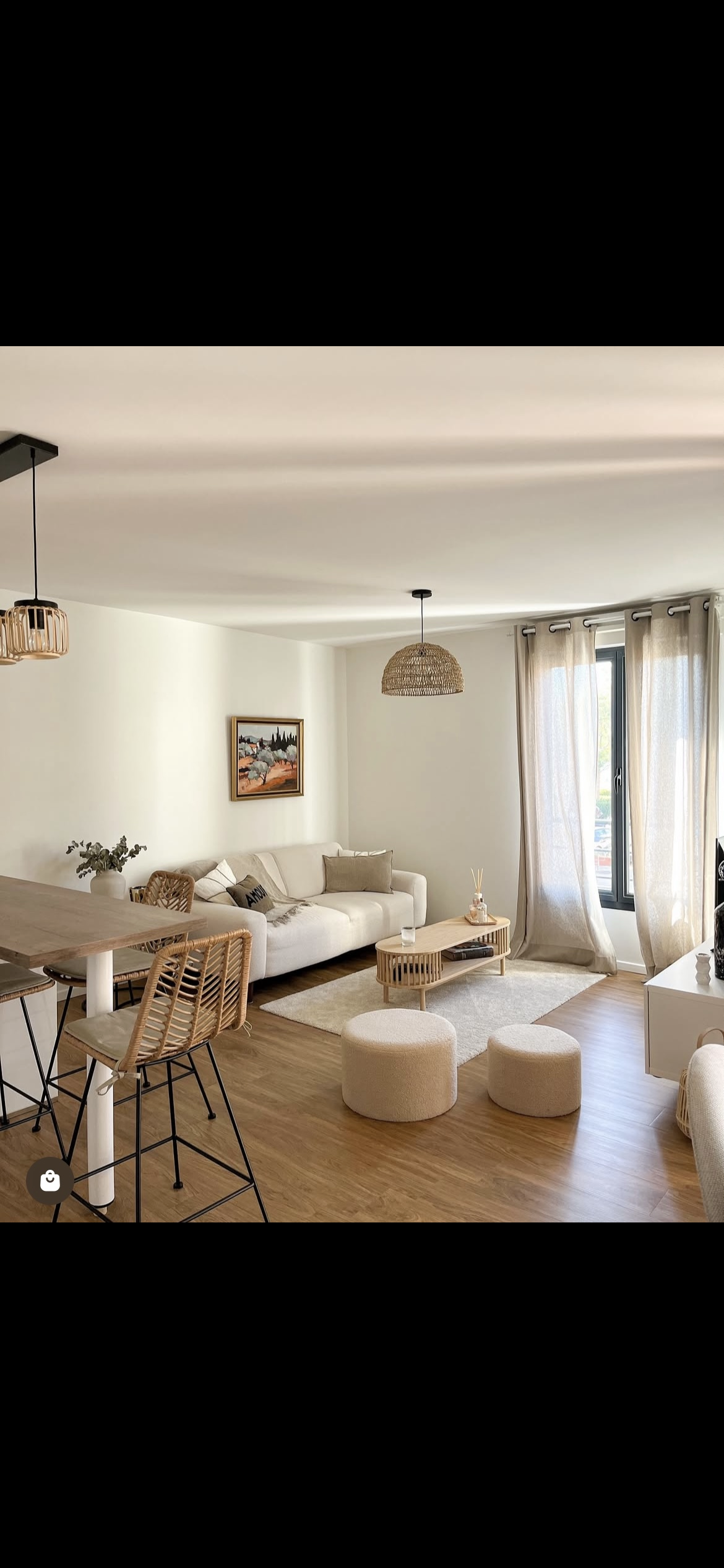 Aménagement de salon lumineux aux tons beige et bois, ambiance chaleureuse et élégante, projet de décoration intérieure à Annecy ou en coaching déco à distance.