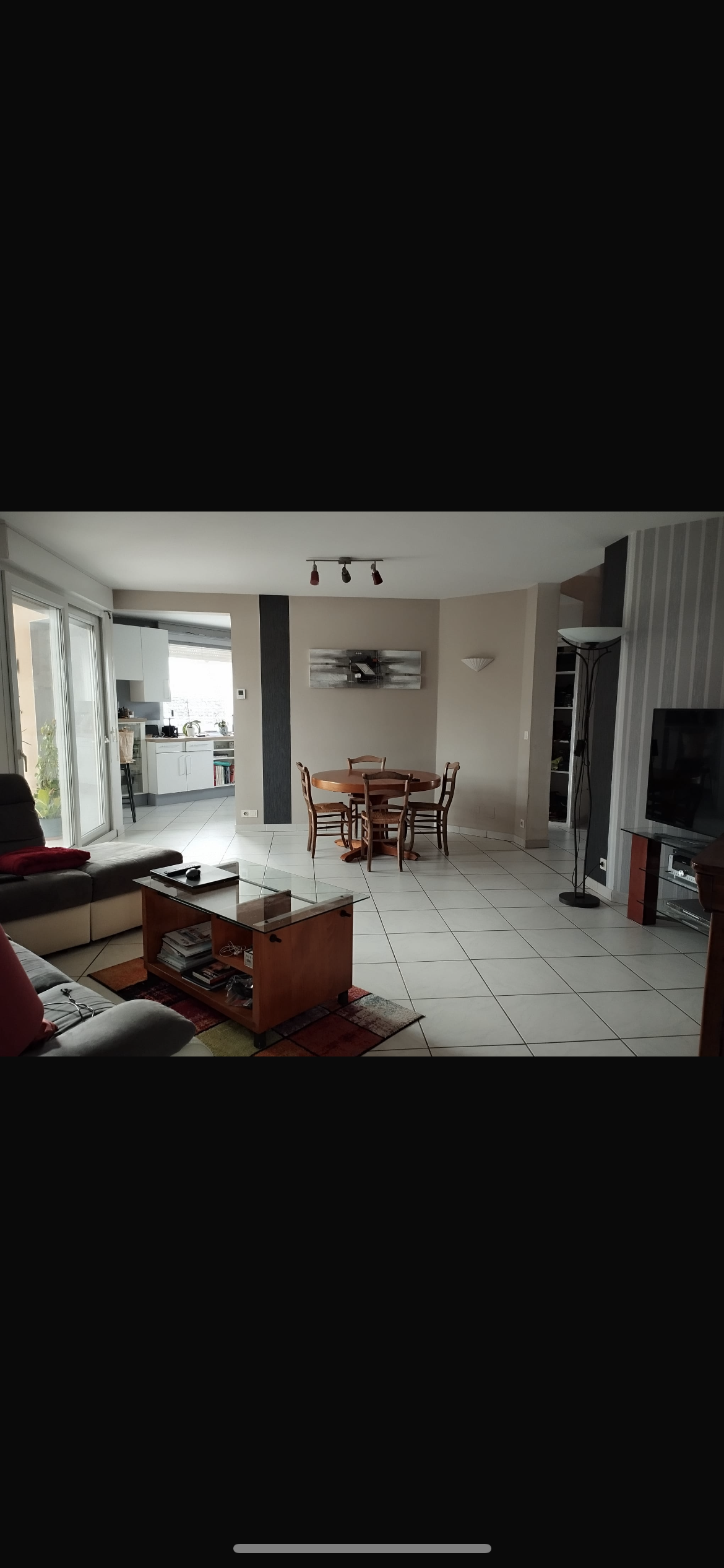 Aménagement d’un salon avec espace salle à manger intégré, optimisation d’un espace de vie ouvert, projet de décoration intérieure à Annecy et en accompagnement à distance.