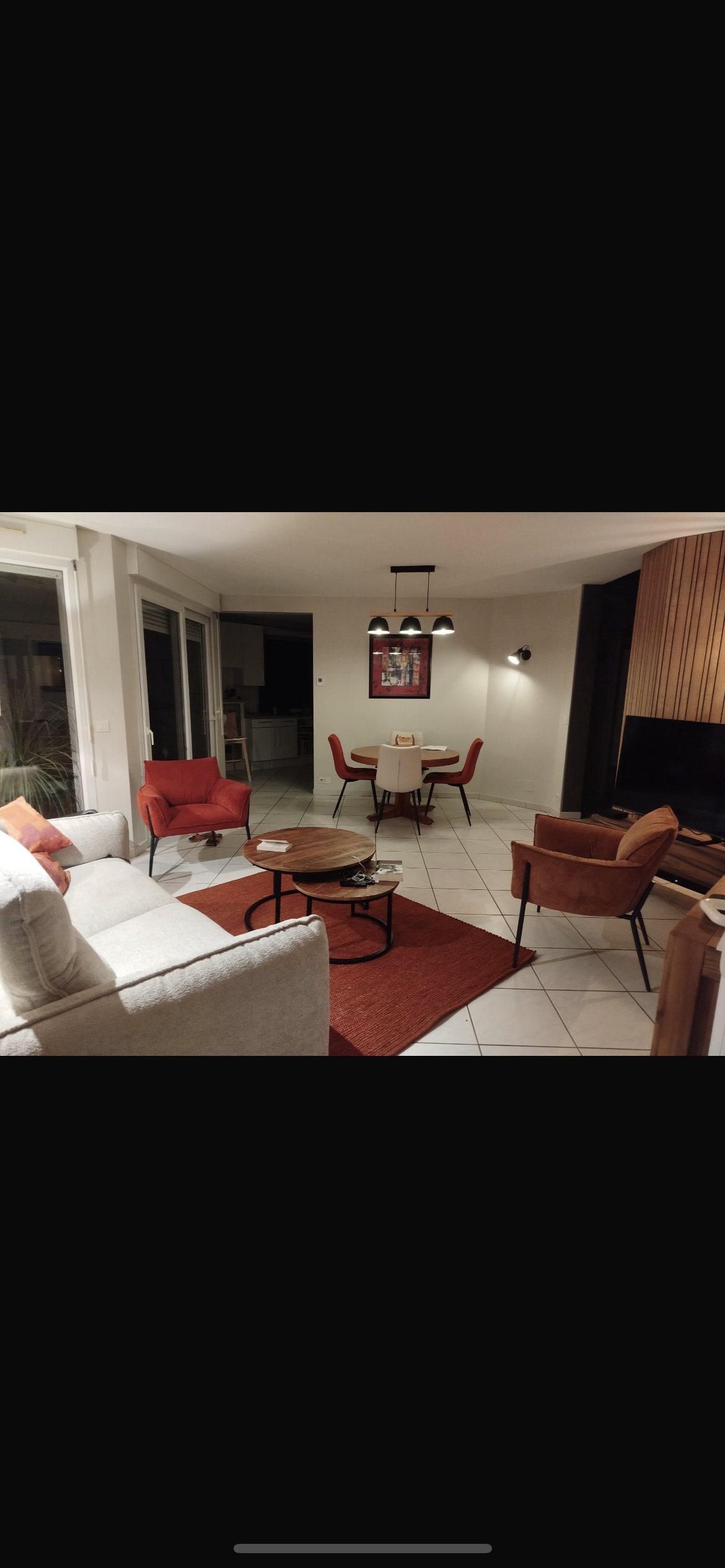 Salon chaleureux avec canapé beige et décoration colorée, aménagement intérieur personnalisé pour particuliers, projet de décoration intérieure à Annecy et à distance.