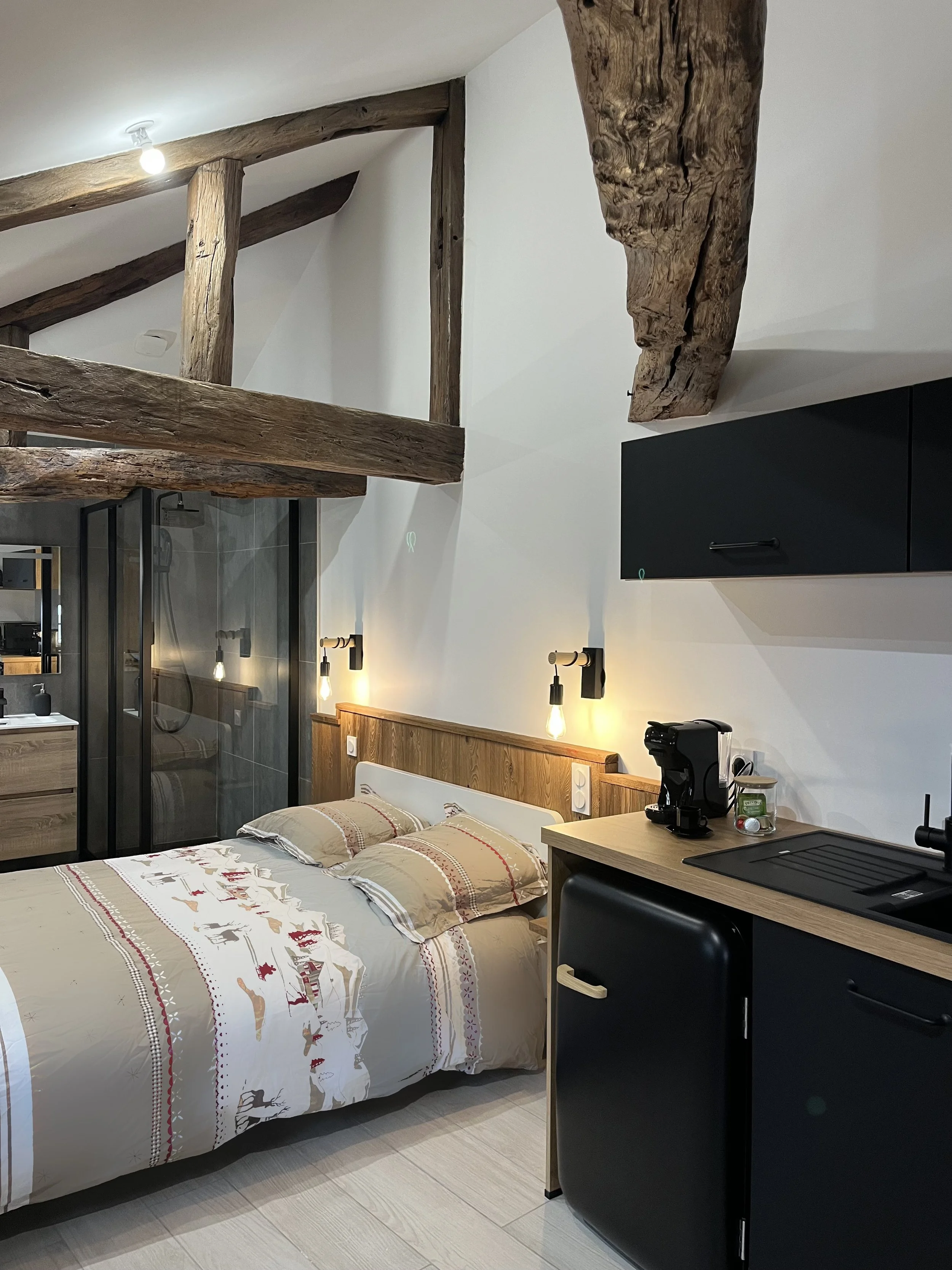 Aménagement d’une chambre style hôtel avec matériaux naturels et ambiance chaleureuse, projet de décoration intérieure à Annecy et en coaching déco à distance.