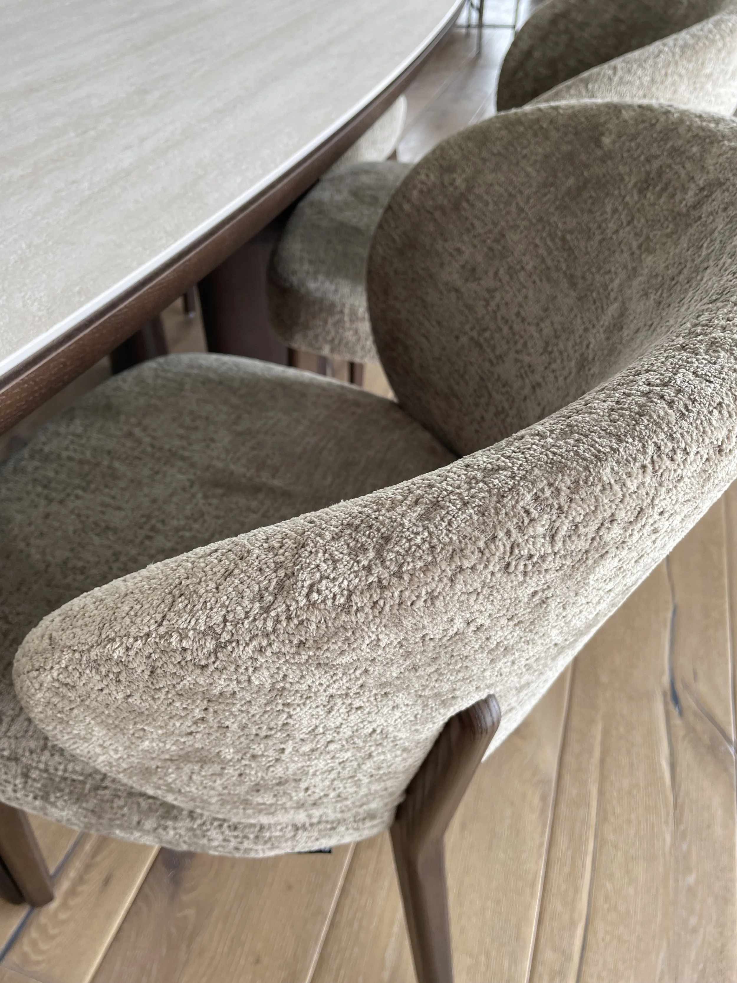 Mobilier et décoration intérieure contemporaine, chaise en tissu beige et bois autour d’une table, projet de décoratrice d’intérieur à Annecy.