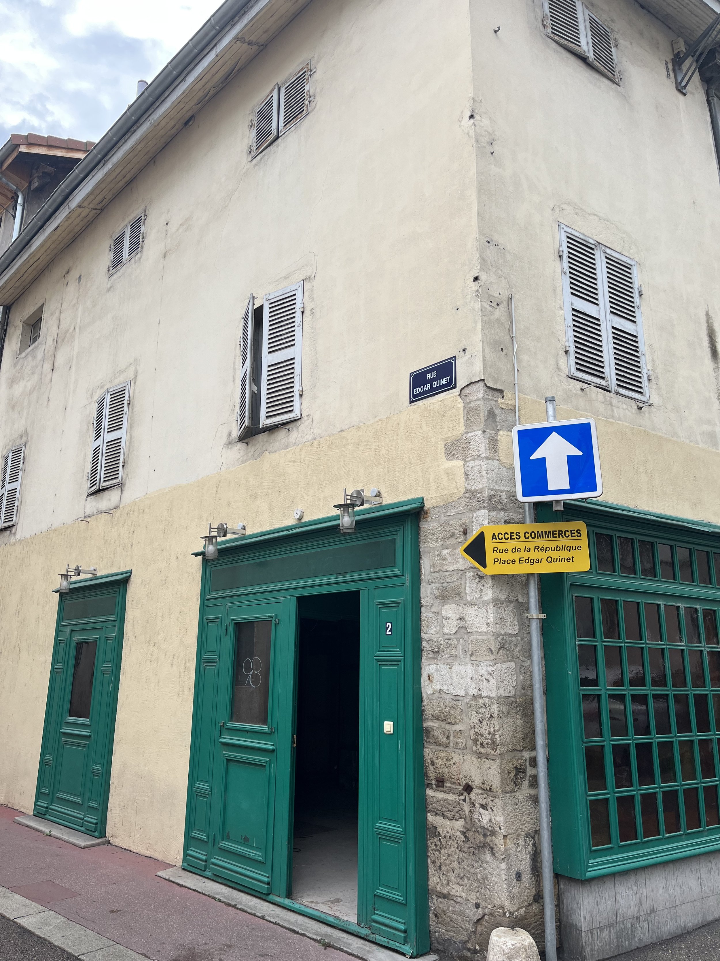 Espace brut avec murs en pierre et fort potentiel d’aménagement, projet de rénovation et d’architecture intérieure pour valoriser un bien à Annecy ou en accompagnement à distance.