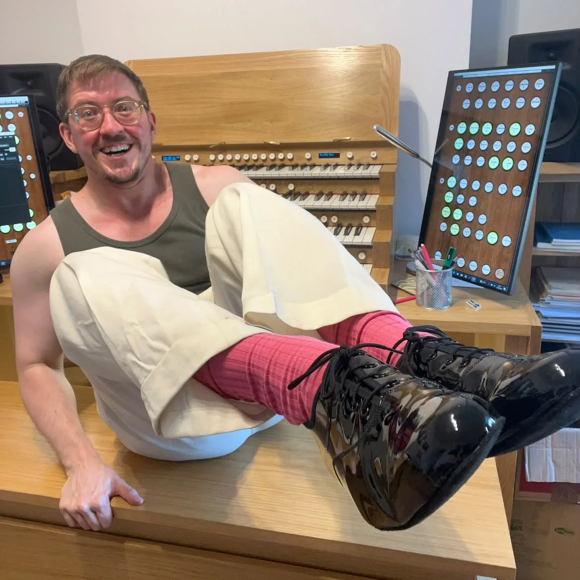 Shiny new shoes!

Freeds rescued me this morning when I finally accepted that I had indeed left both my regular pairs of organ shoes in New York and with a recital at 1pm I really had to do something about it. My friend Sam joked yesterday that the s