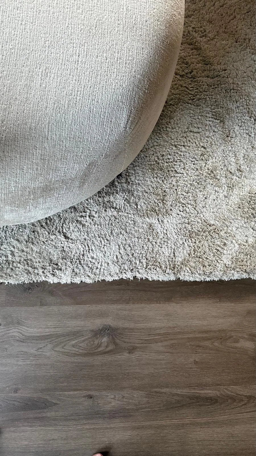 Vloermateriaal en textielstalen naast elkaar voor een interieur-brainstormsessie