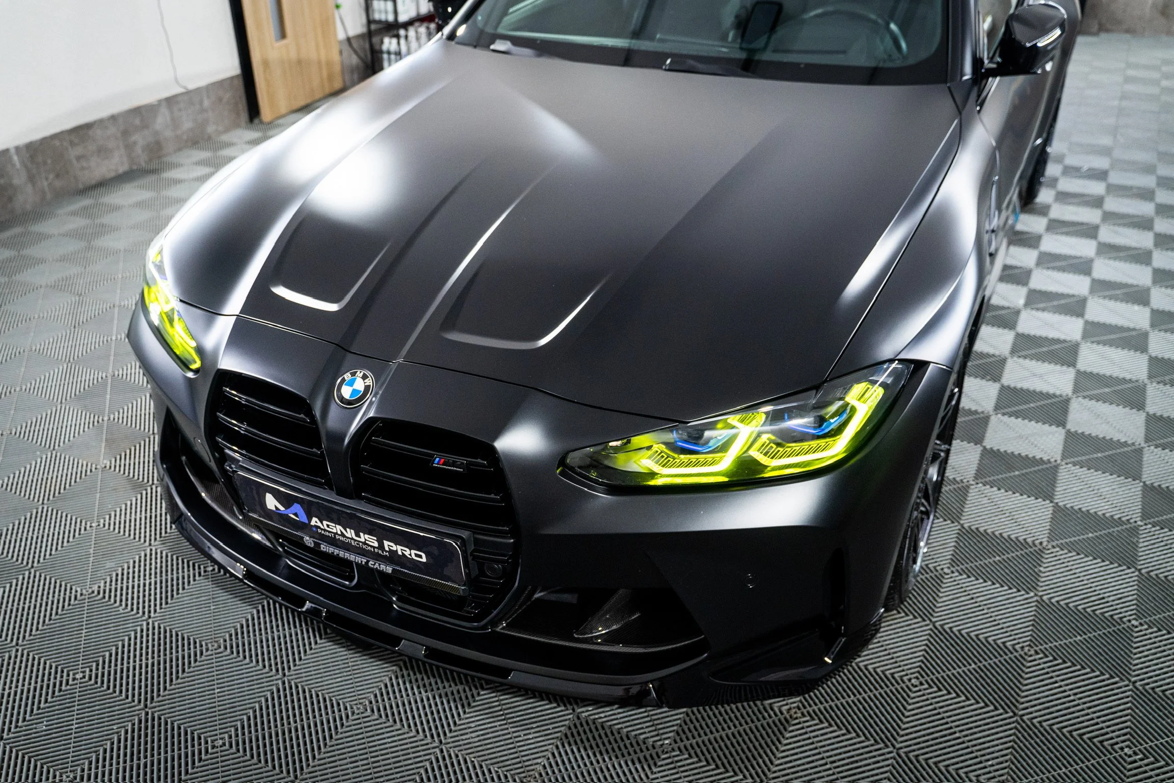 Čierné BMW po aplikácií Magnus PRO fólie