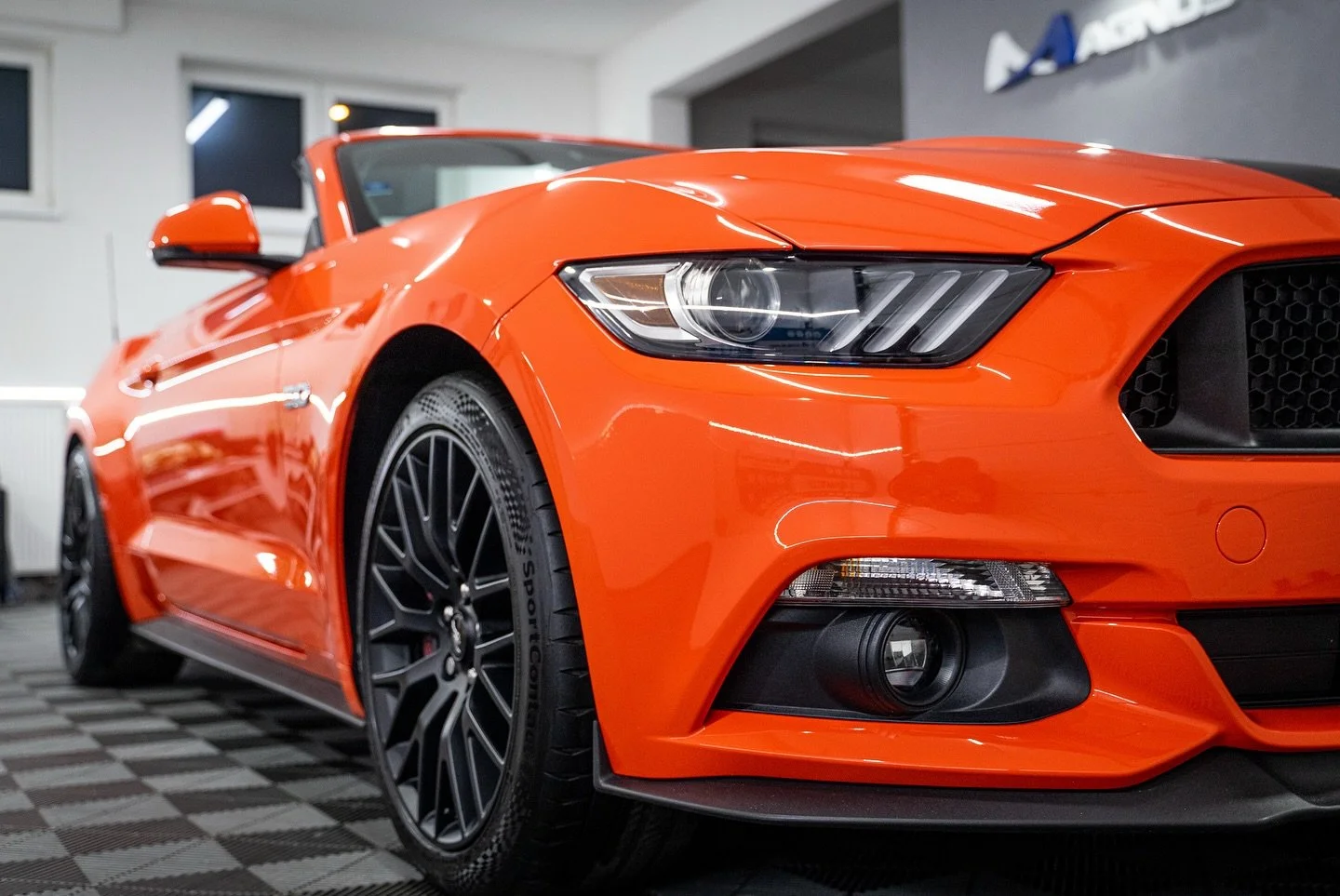 Oranžoví Ford Mustang a Magnus PRO