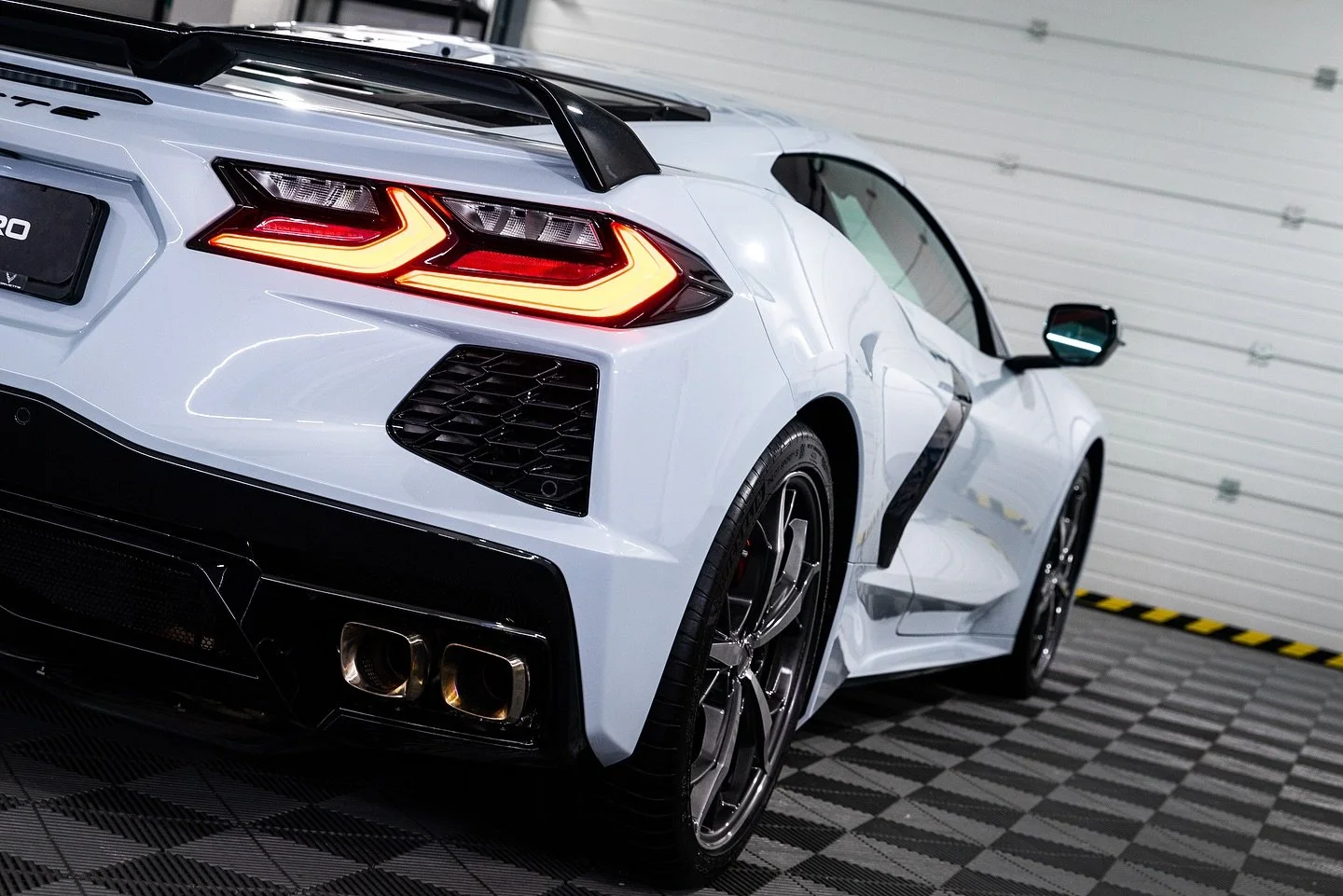 Biela Chevrolet Corvette po aplikácii fólie Magnus PRO