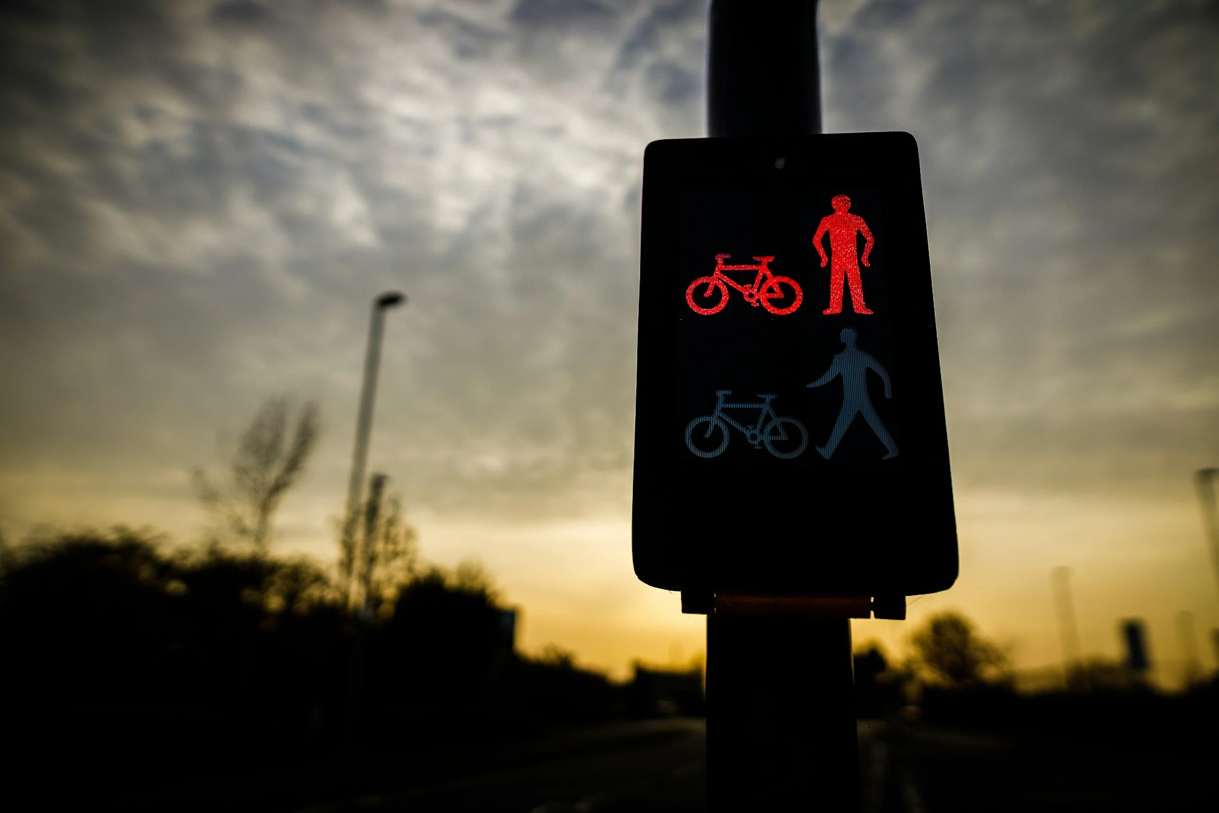 A bike crossing road sign
