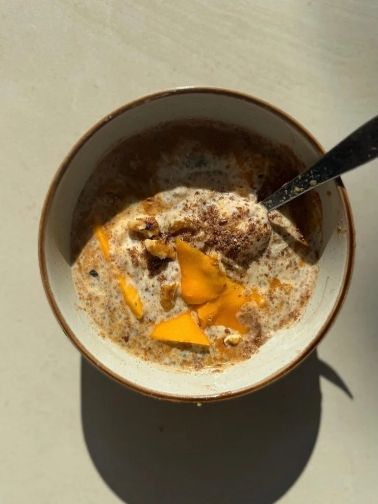 A bowl of sunshine 💛 The sun is out and we&rsquo;re enjoying our chia mango bowls with a sprinkle of chai even more! 

Find the recipe on chaibymira.com 
🥭💛☀️🥭💛☀️