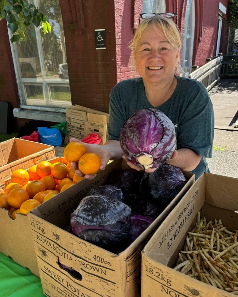 We've had a lot of new friends at our little veggie sale lately so we want to remind you how this Square Roots location works ✨

🥕 Just like a farmers market, each customer can choose the produce they'd like and we have a scale at the end that you c