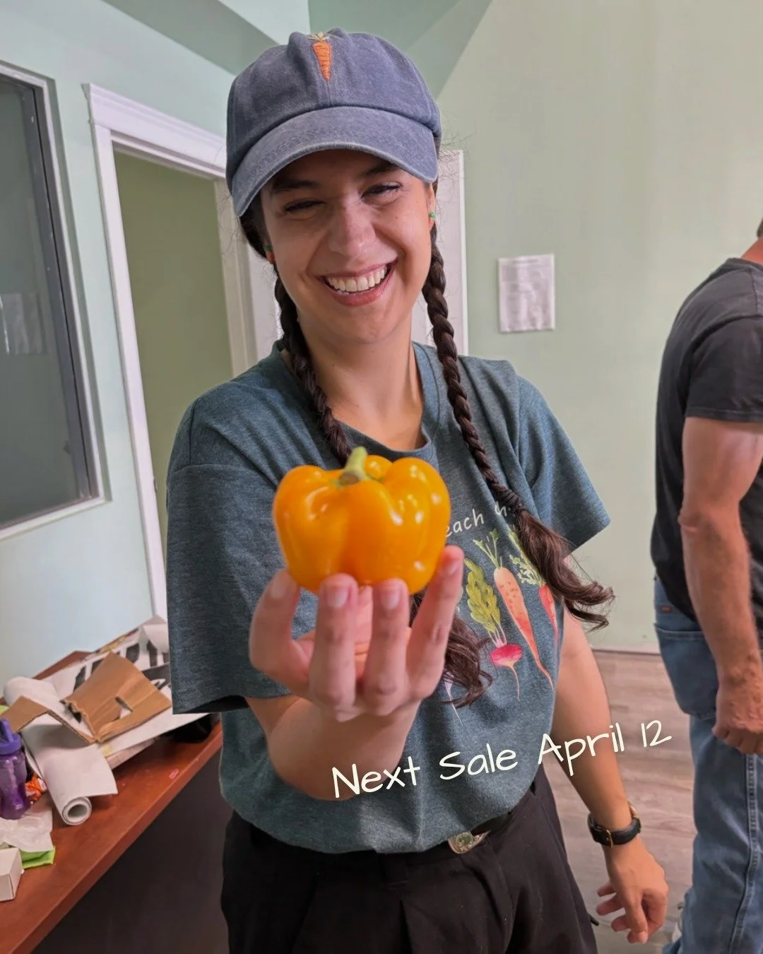 Only three days until our next veggie sale!! We are so excited to see you at our April Sale this Sunday, April 12 from 10:30 am - 12 pm 🍎

We will have more than 1500 lbs of apples, oranges, cucumbers, zucchini, buttercup squash, carrots, red beets,