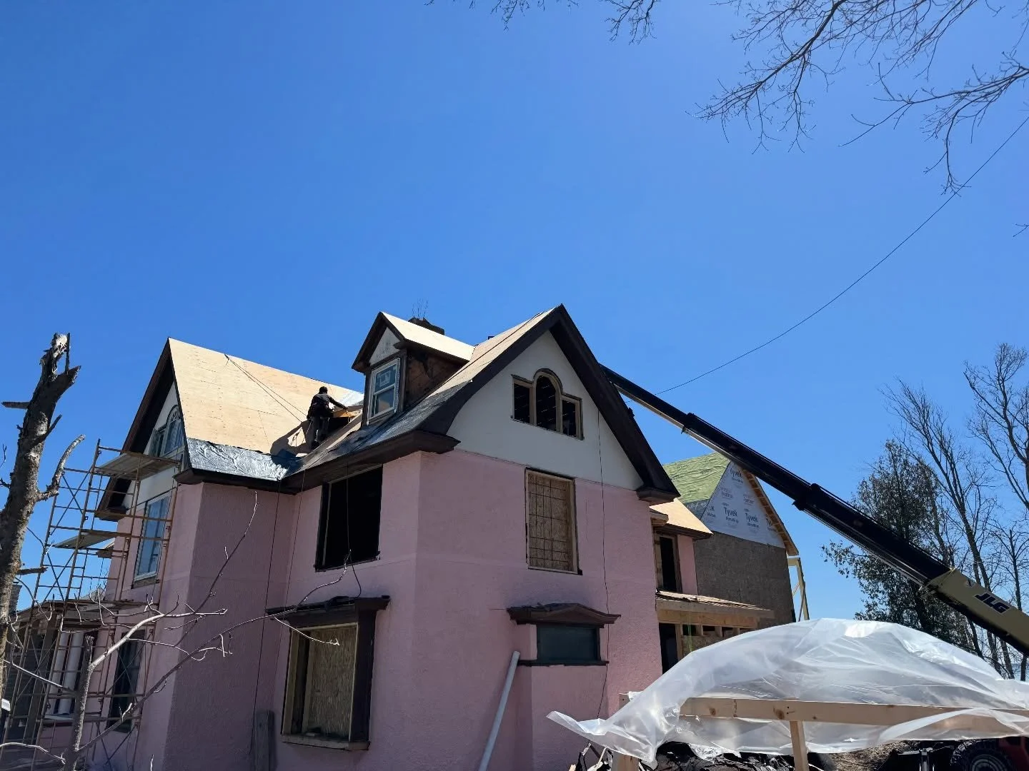 New roof, new chapter. The 1886 is coming together 🛠️