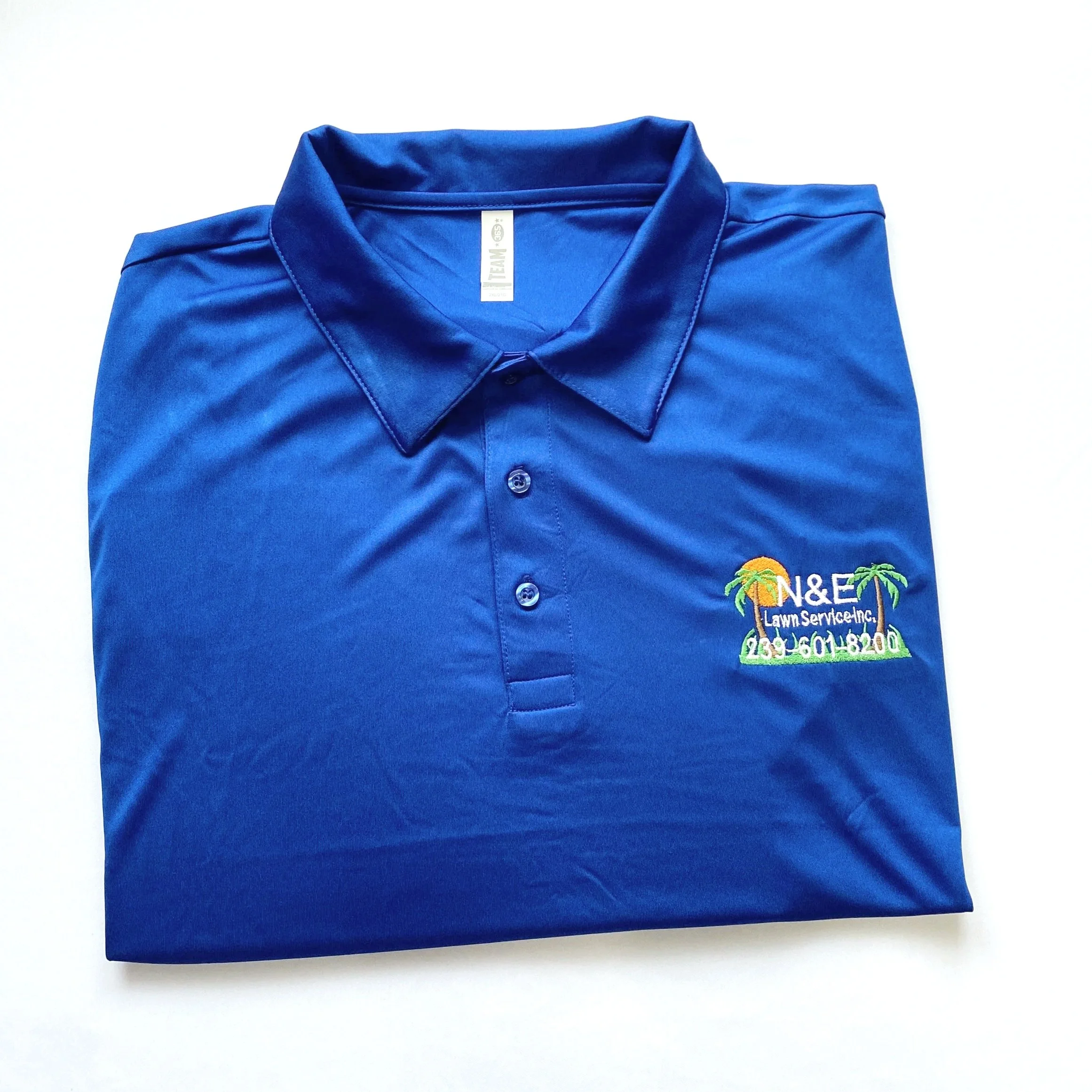 Polo con logotipo bordado para empresa de landscaping en Naples, Florida