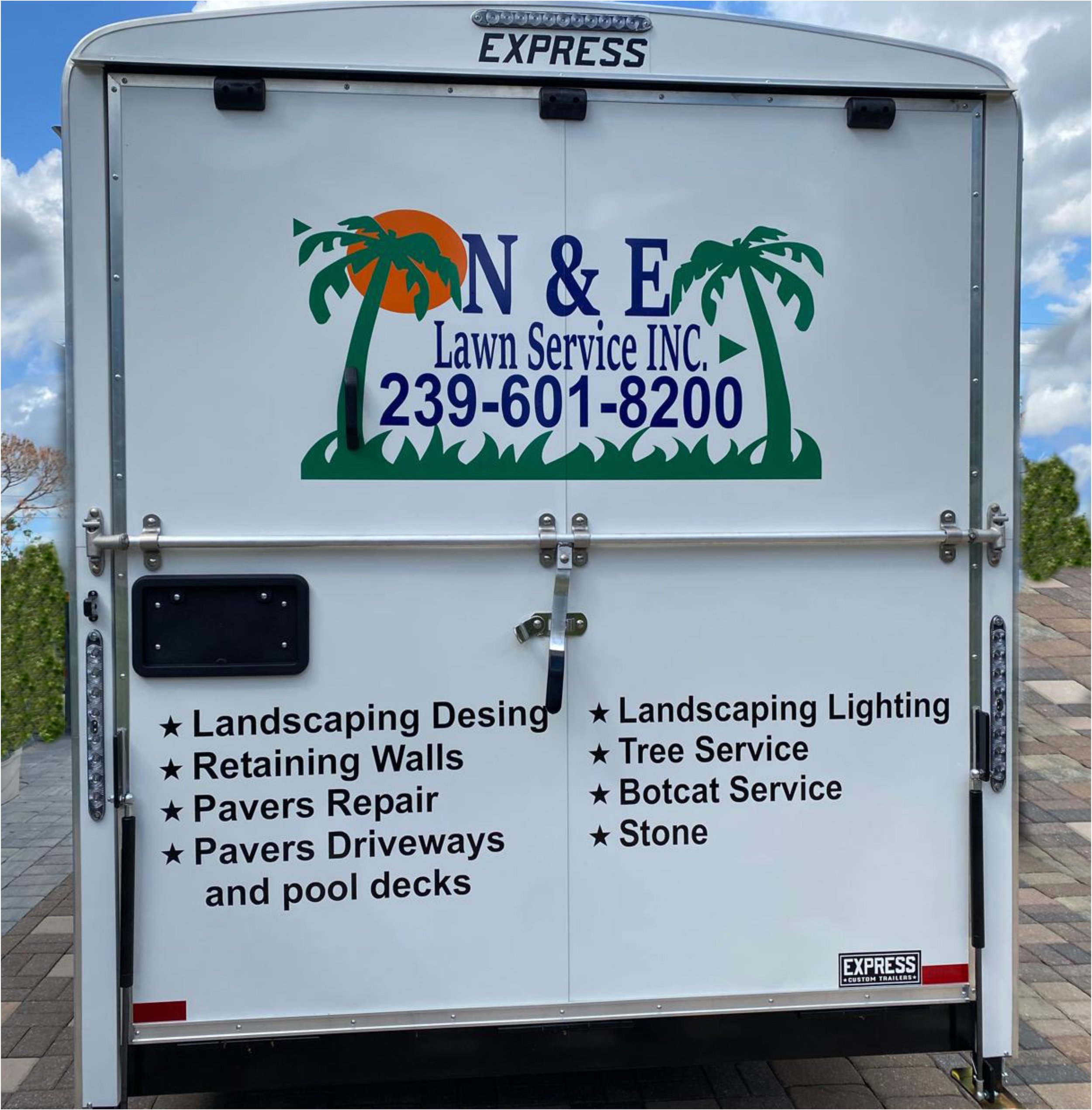 Camión con rotulación vehicular profesional para empresa en Naples, Florida.