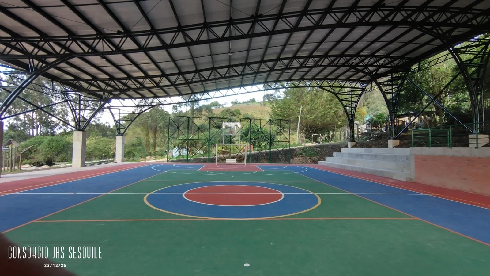 CONSTRUCCION DE CUBIERTA Y GRADERIA