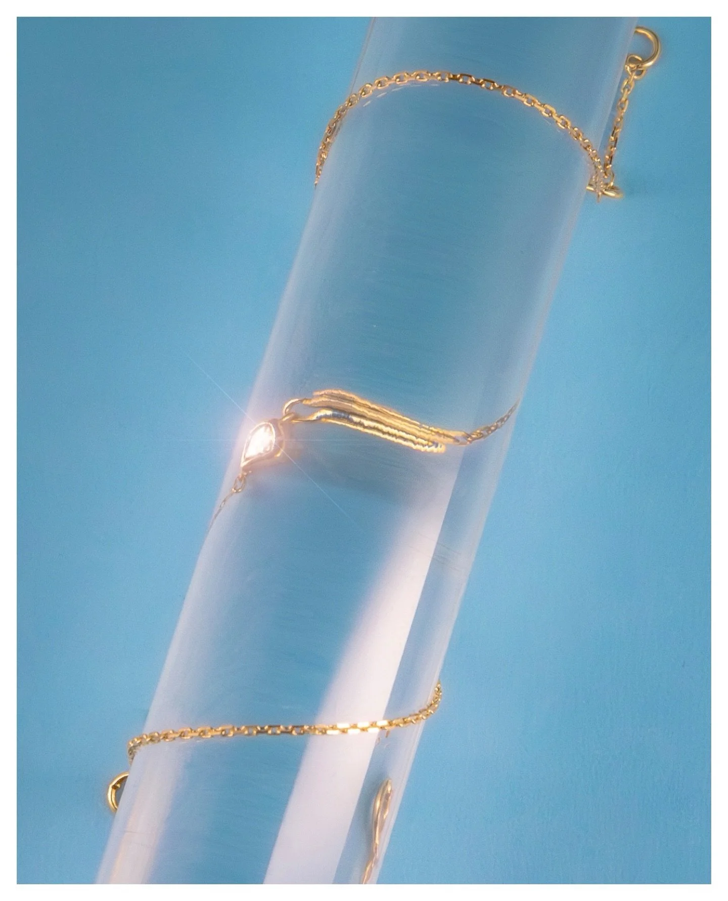 Recherches personnelles pour @singularity_galleries 🌺
Bracelet en Or 18 carats &amp; diamant naturel 💎 

#productphotography #luxuryphotography #jewerlyphotography #photographer #flowers