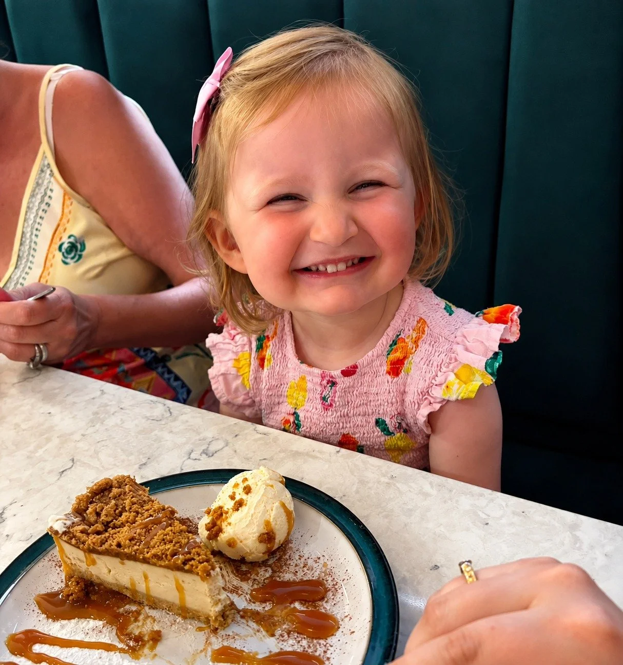 We think she approves of the biscoff cheesecake 😍🙌
📷  @_megt.x