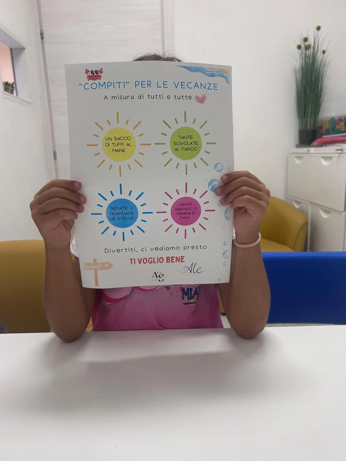 Bambina che tiene un cartellone con attività estive, tra cui bagagli al mare, giochi al parco, guardare le stelle e abbracci con mamma e papà.