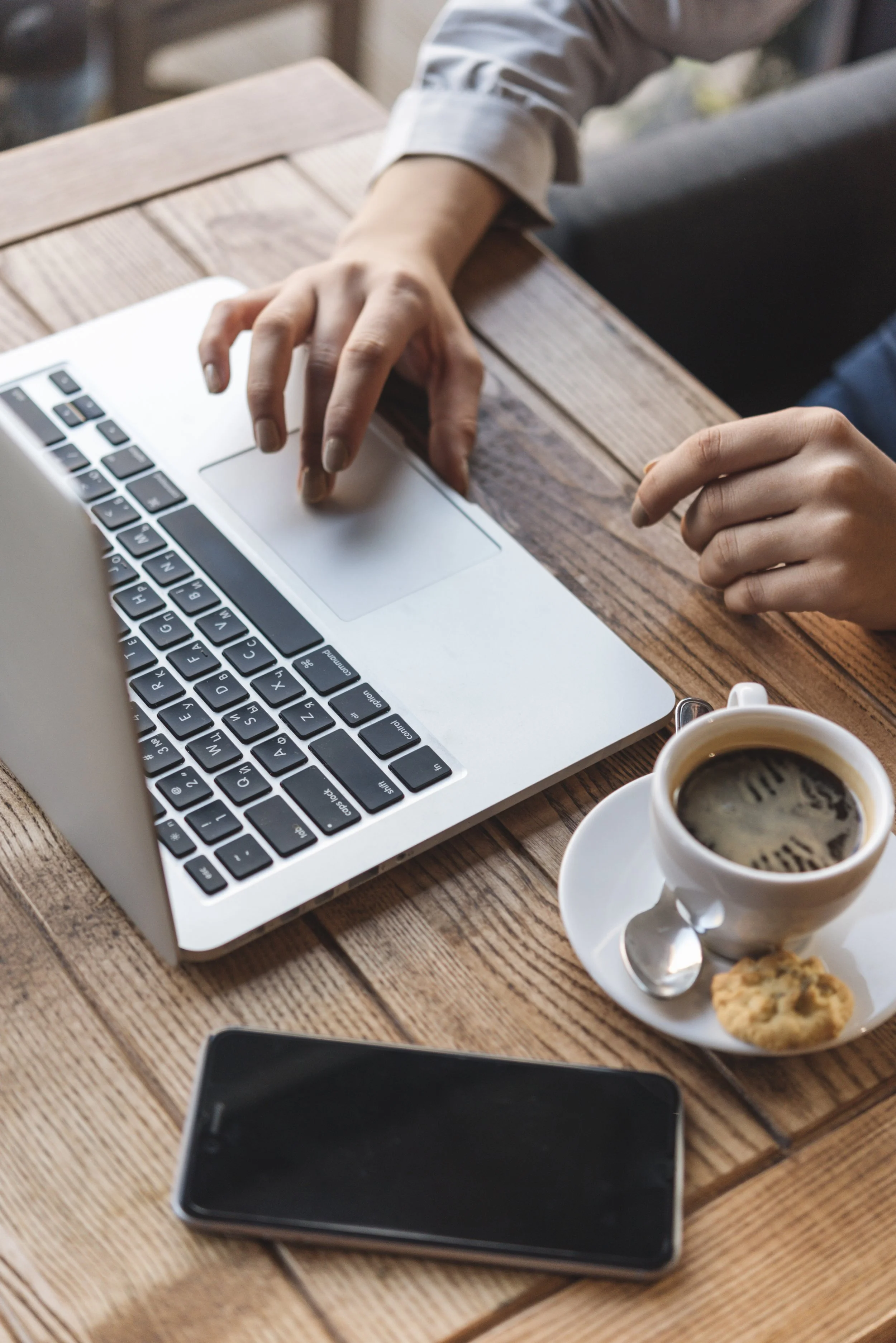 Person arbeitet am Laptop in einem Café