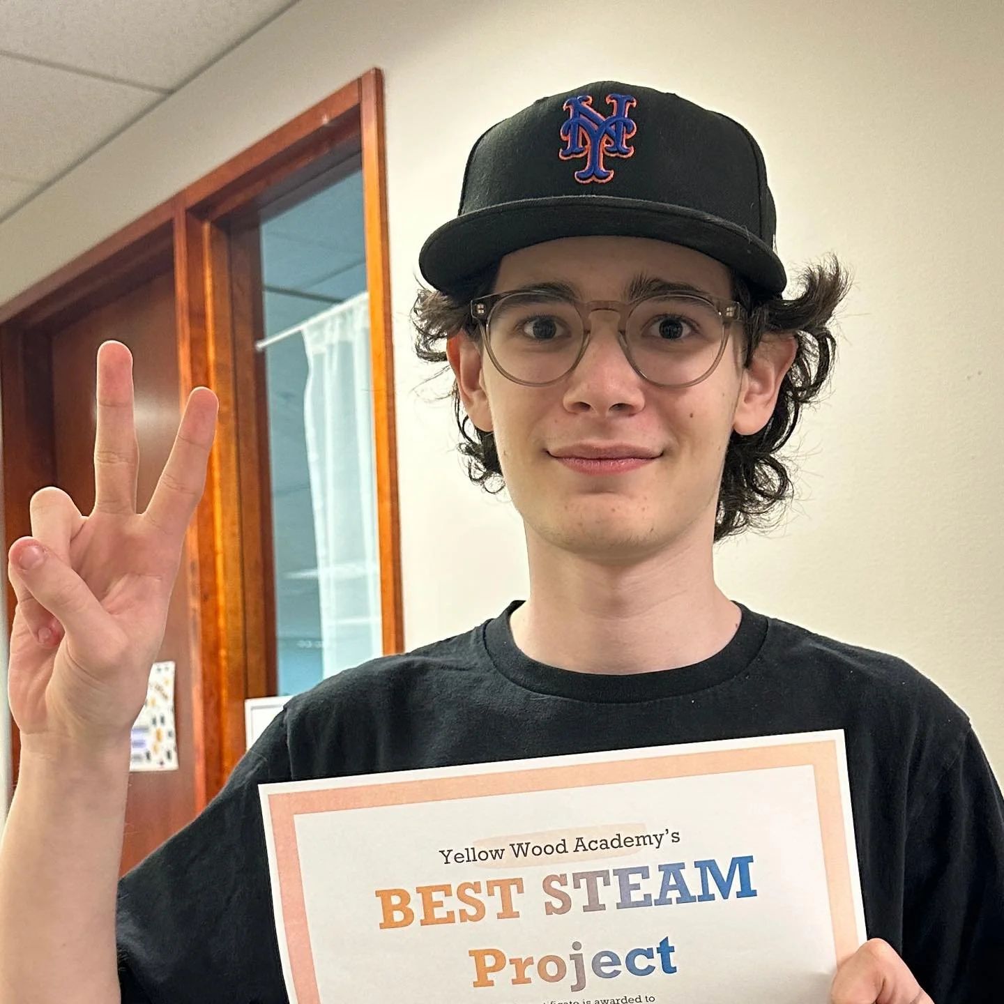 �ǿ����޴�ý student holding Best STEAM Project award certificate